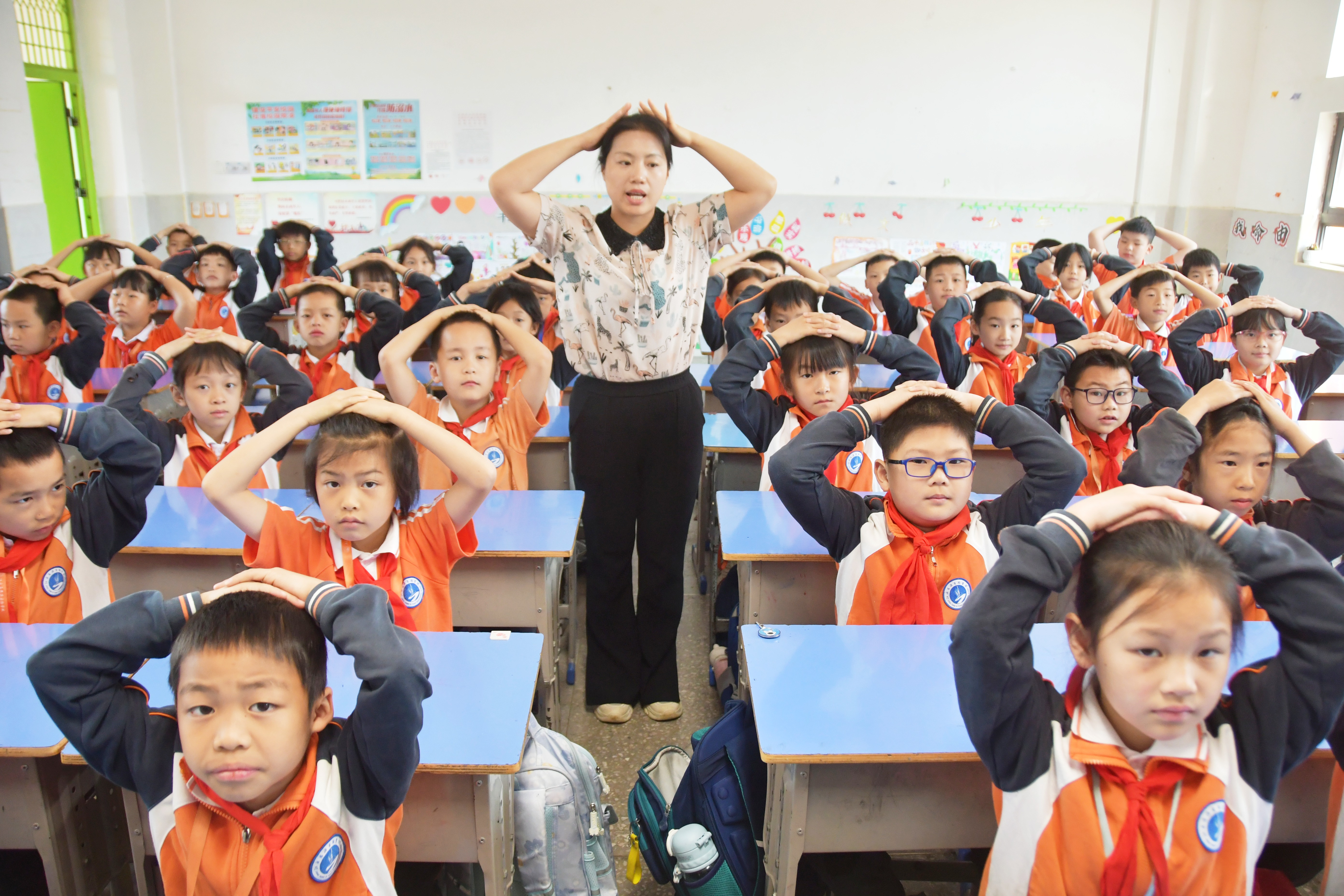 5月12日，湖南省永州市江永县思源实验学校老师向学生讲解地震避险方法。田如瑞摄 (1).JPG