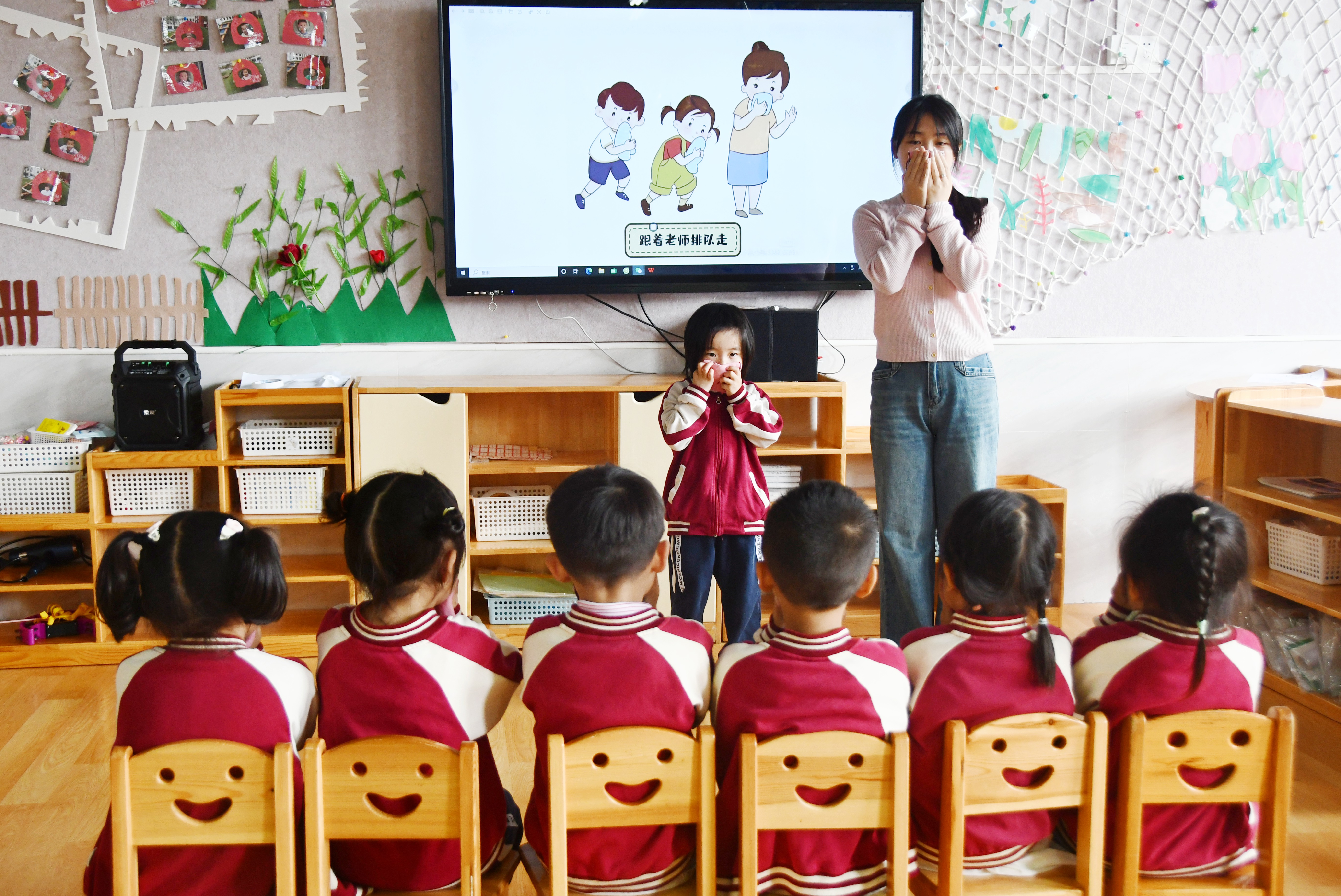5月12日，湖南省永州市江永县中心幼儿园，老师向孩子们讲解火灾逃生知识。田如瑞摄.JPG