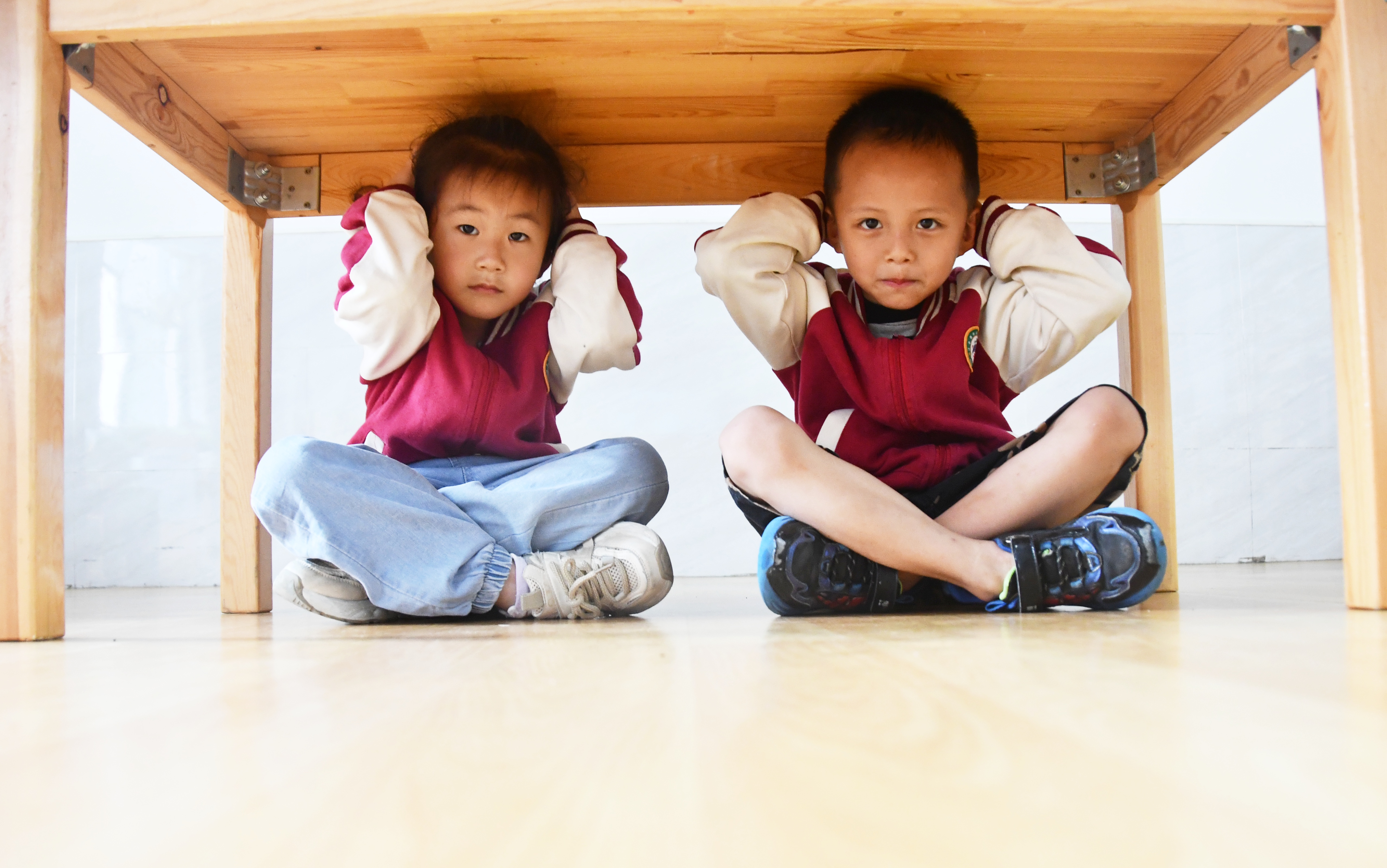 5月12日，湖南省永州市江永县中心幼儿园，孩子们参加地震避险演练。田如瑞摄.JPG