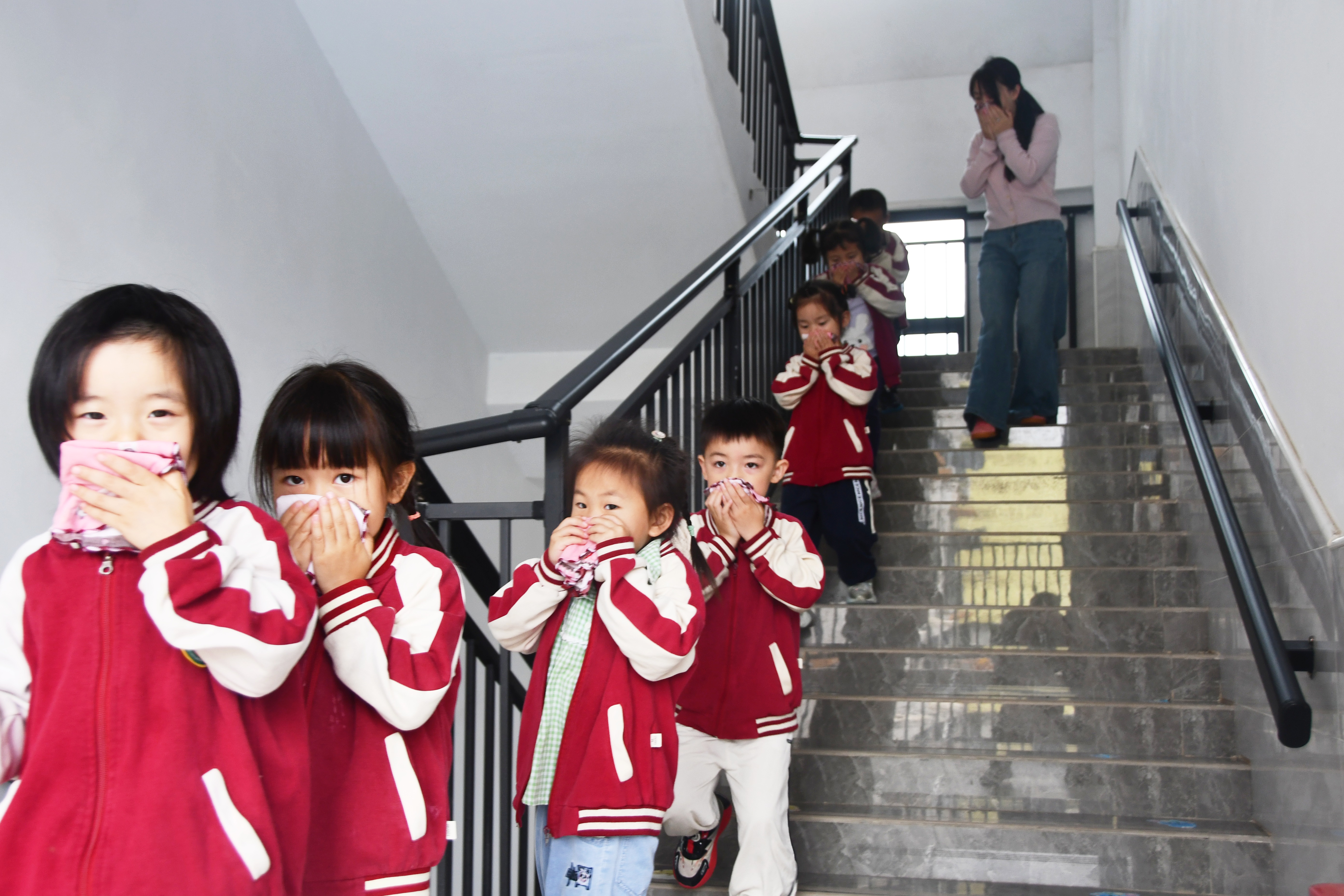 5月12日，湖南省永州市江永县中心幼儿园，老师带领孩子们参加火灾逃生演练。田如瑞摄.JPG