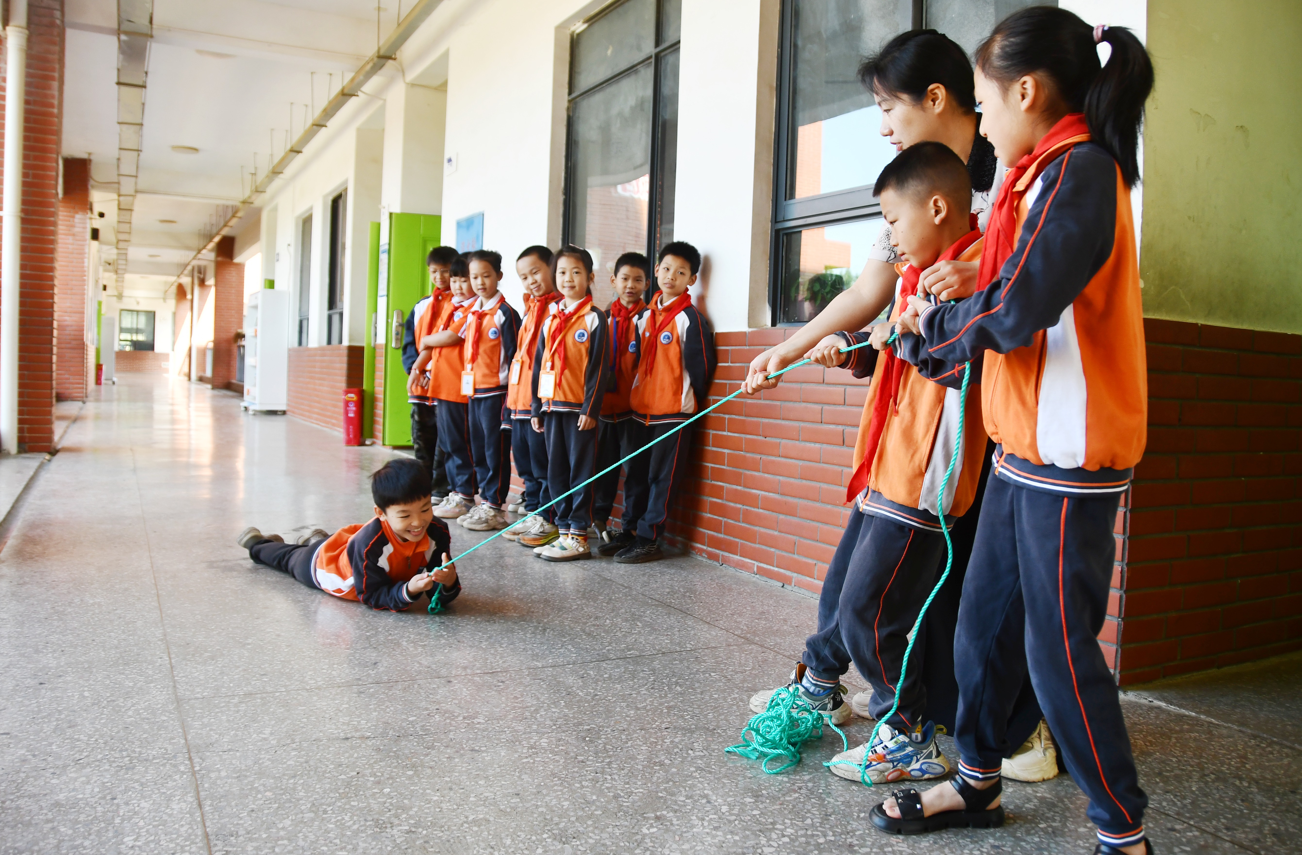 5月12日，湖南省永州市江永县思源实验学校，老师指导学生演练溺水救援方法。田如瑞摄.JPG