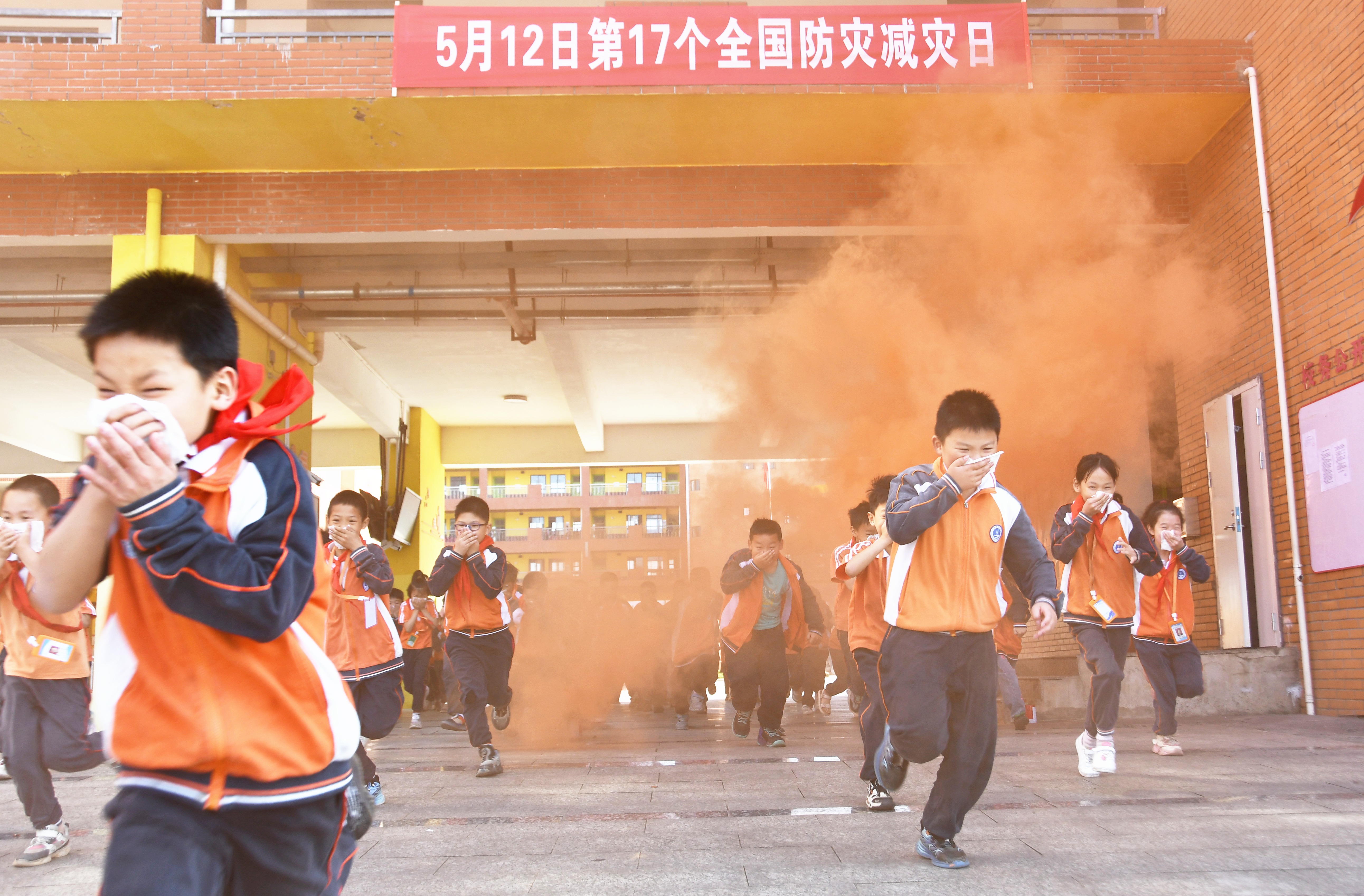 5月12日，湖南省永州市江永县思源实验学校学生参加模拟火灾逃生演练。田如瑞摄.JPG
