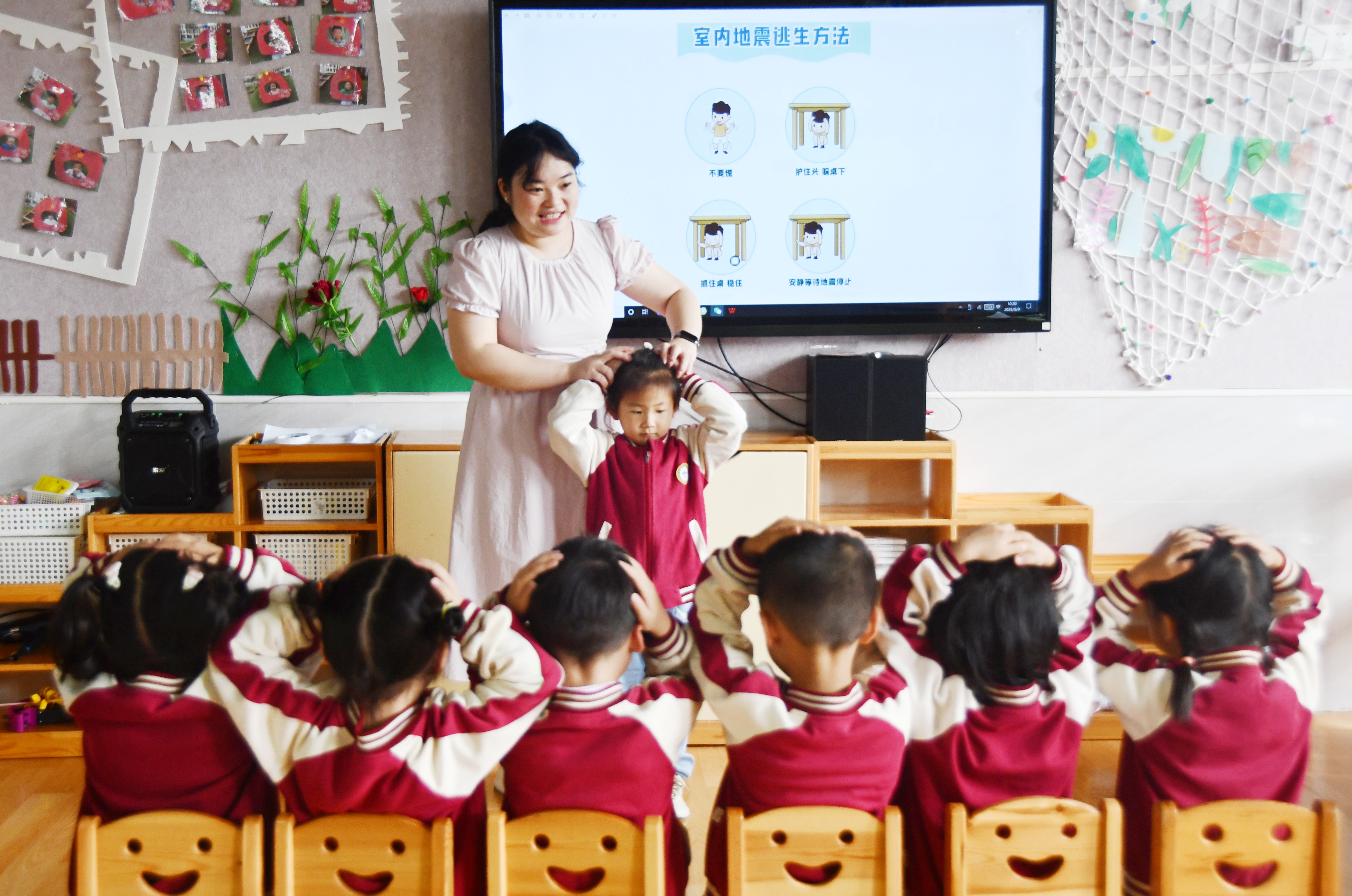 5月12日，湖南省永州市江永县中心幼儿园，老师向孩子们讲解地震避险知识。田如瑞摄.JPG