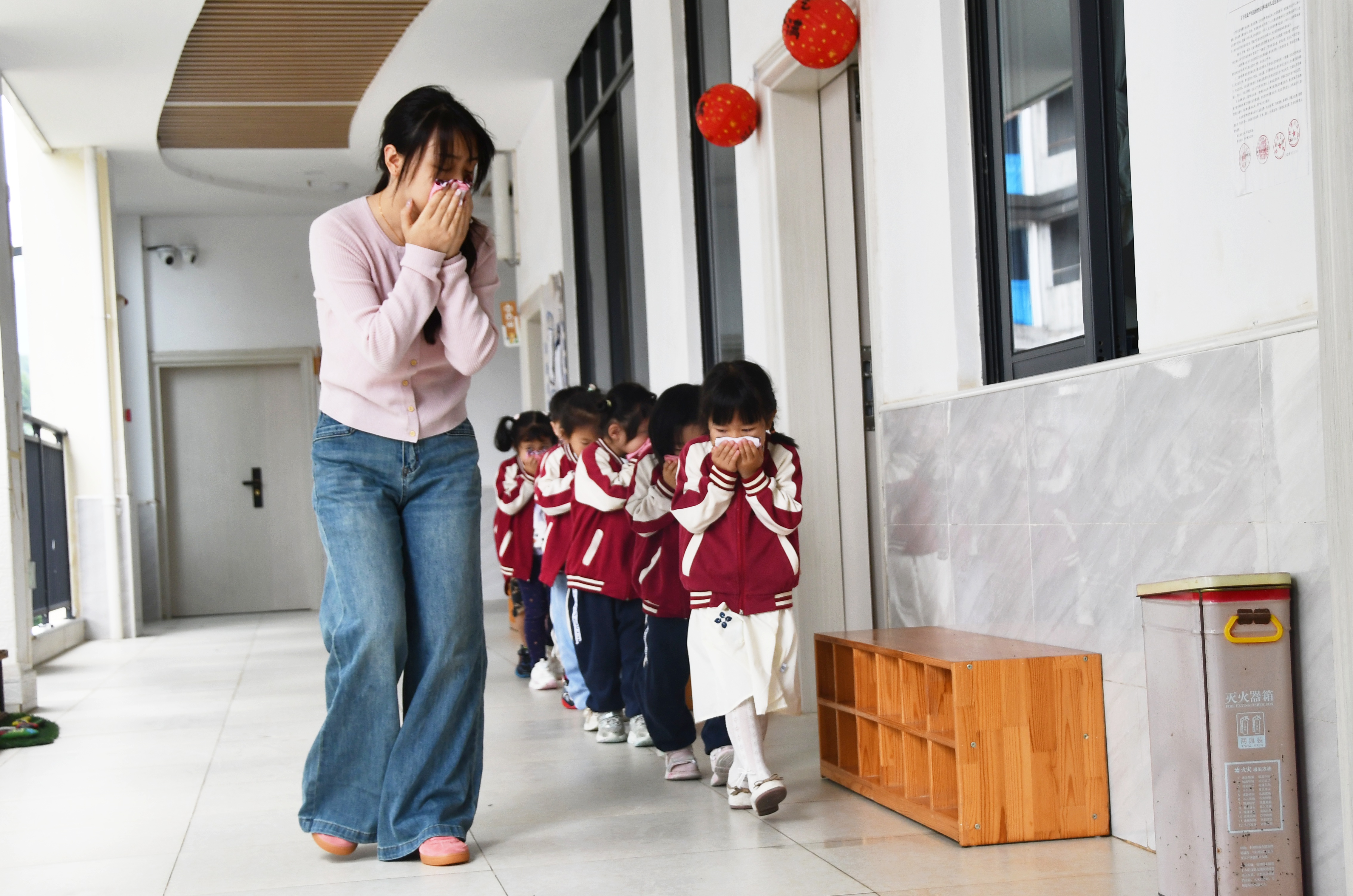 5月12日，湖南省永州市江永县中心幼儿园，老师带领孩子们参加火灾逃生演练。田如瑞摄 (2).JPG
