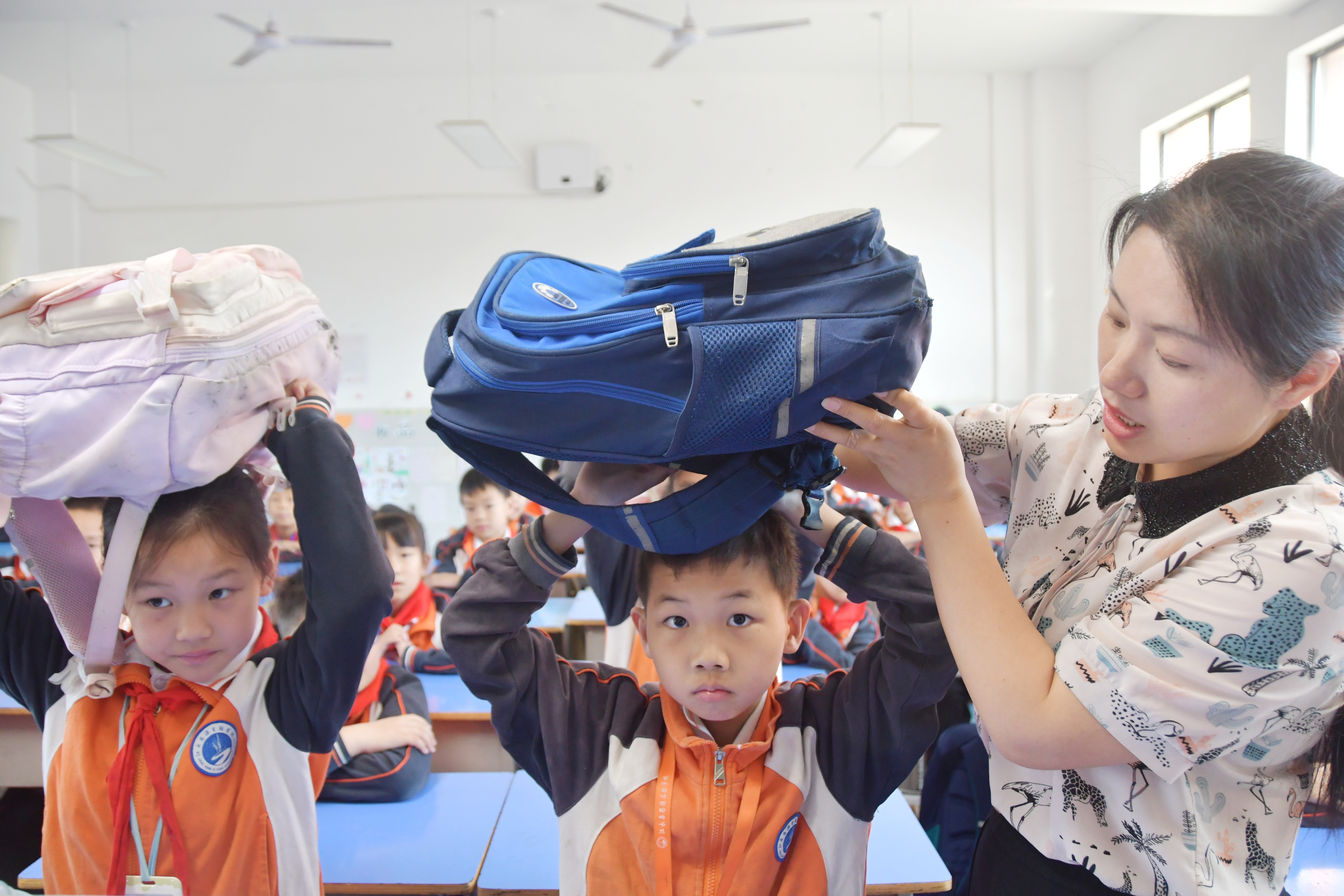5月12日，湖南省永州市江永县思源实验学校老师向学生讲解地震避险方法。田如瑞摄.JPG