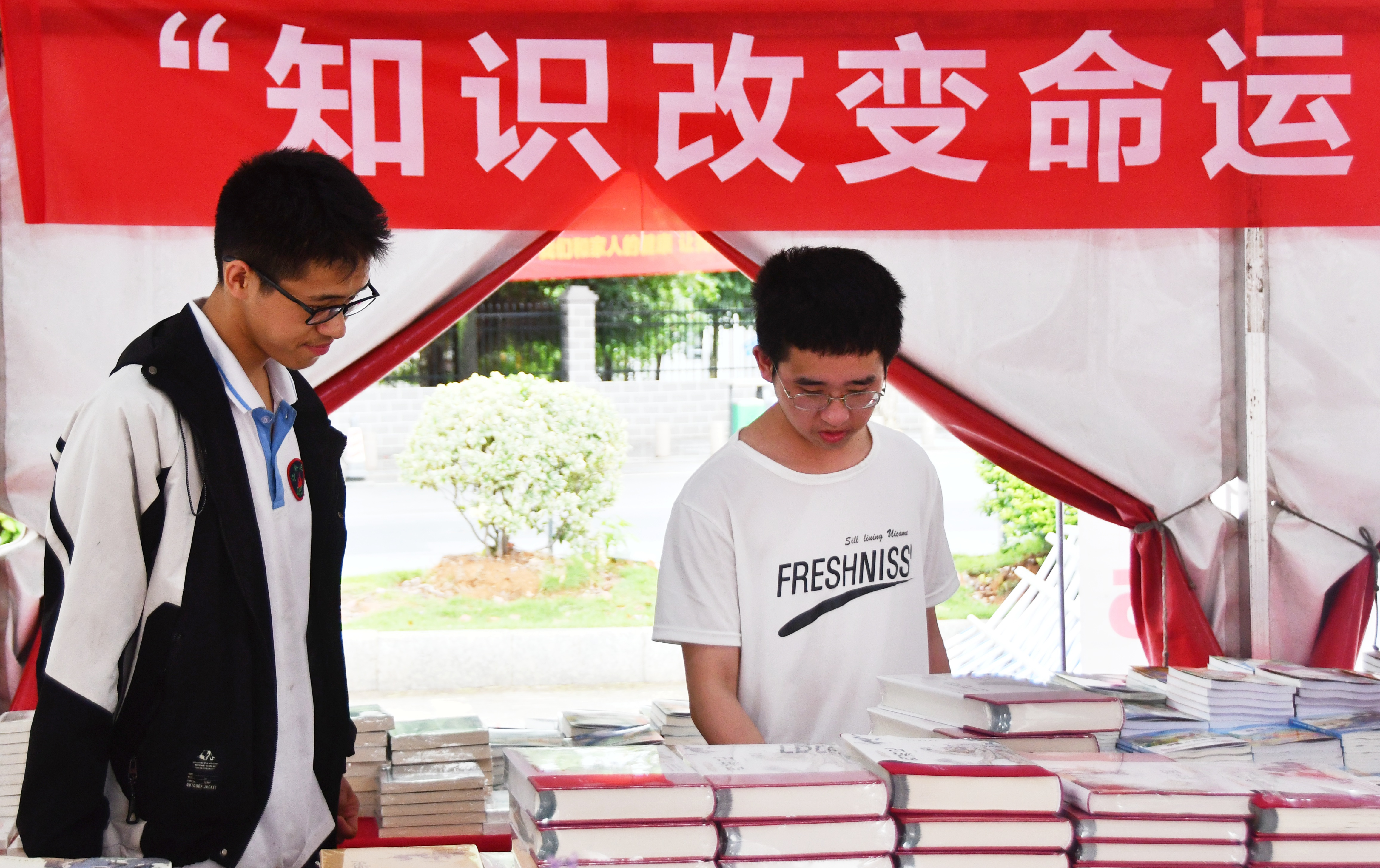 5月18日，在湖南省永州市江永县知青广场图书巡展现场，中学生在选购图书。田如瑞摄01.JPG