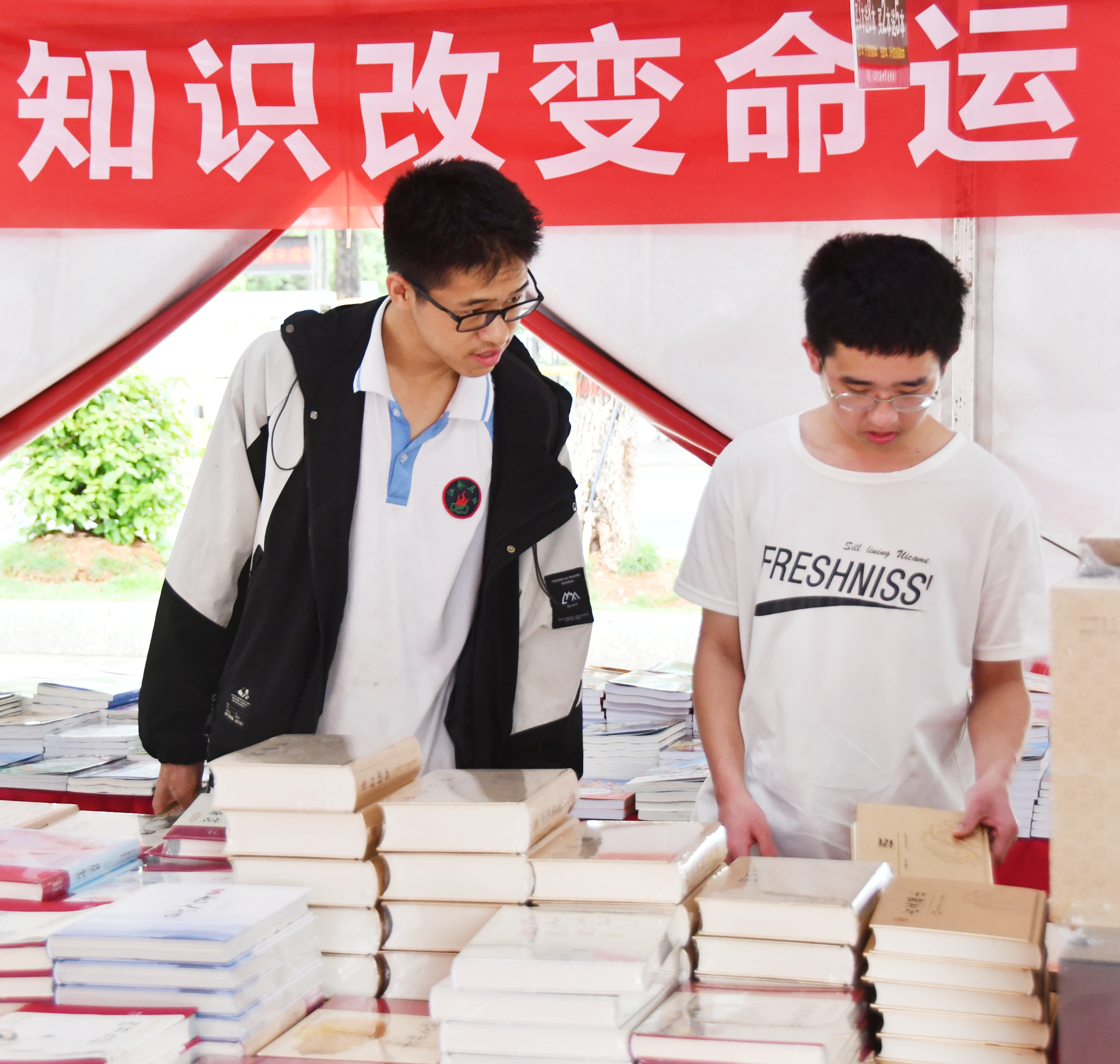 5月18日，在湖南省永州市江永县知青广场图书巡展现场，中学生在选购图书。田如瑞摄02.JPG