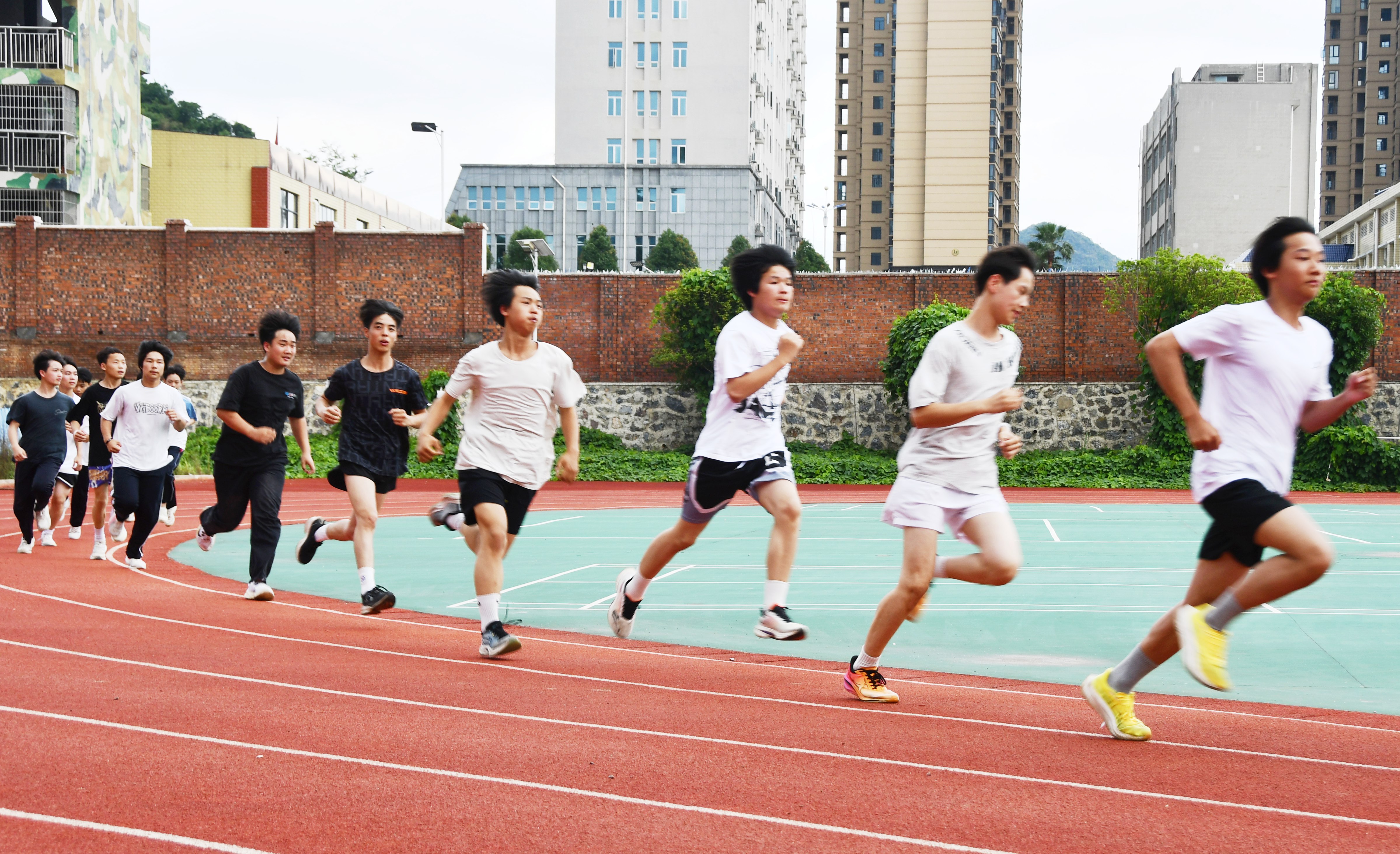 5月23日。湖南省永州市江永县第三中学学生在参加初中体育学业水平考试。田如瑞摄3.JPG