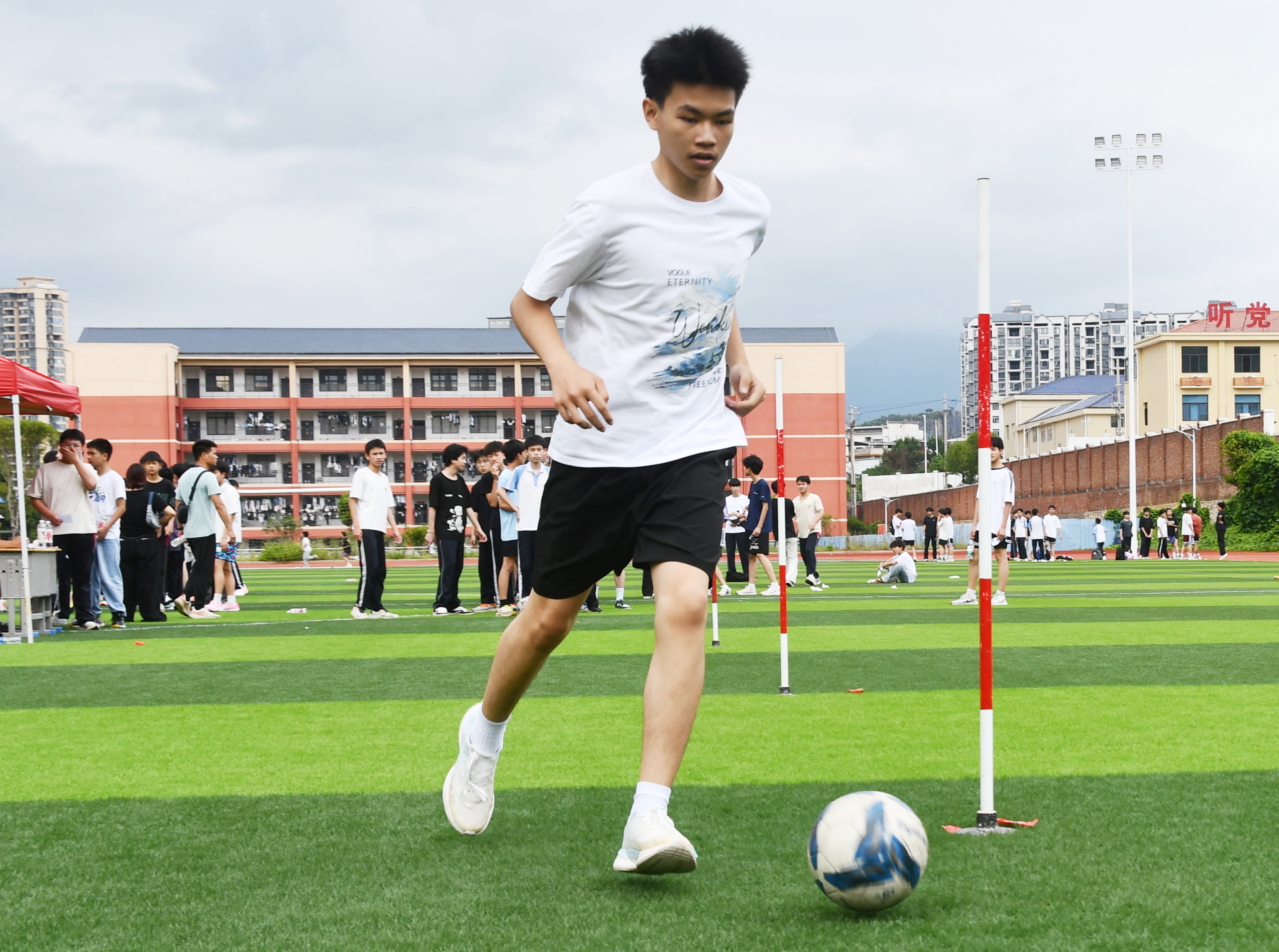 5月23日。湖南省永州市江永县第三中学学生在参加初中体育学业水平考试。田如瑞摄1.JPG