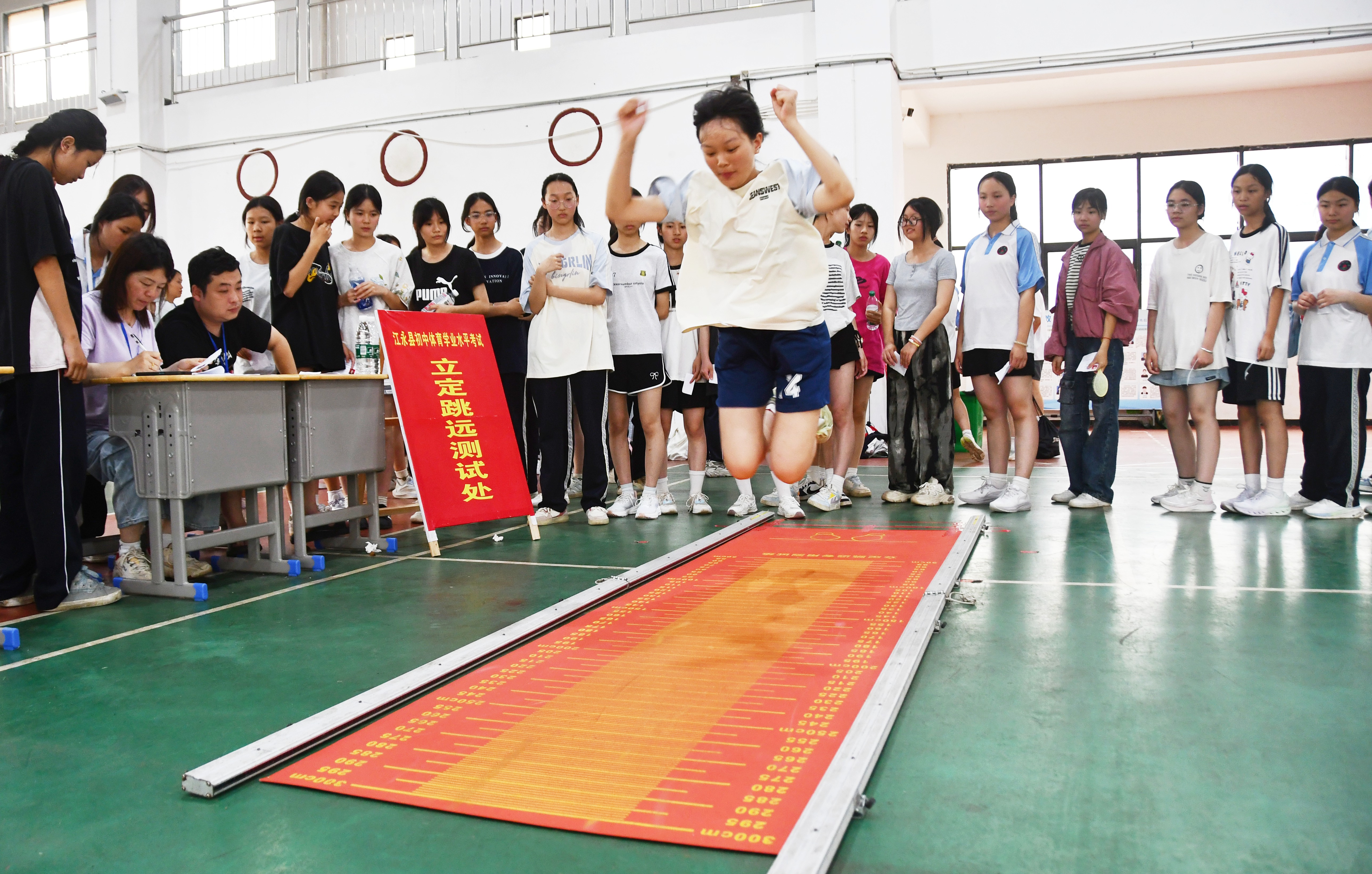 5月23日。湖南省永州市江永县第三中学学生在参加初中体育学业水平考试。田如瑞摄2.JPG