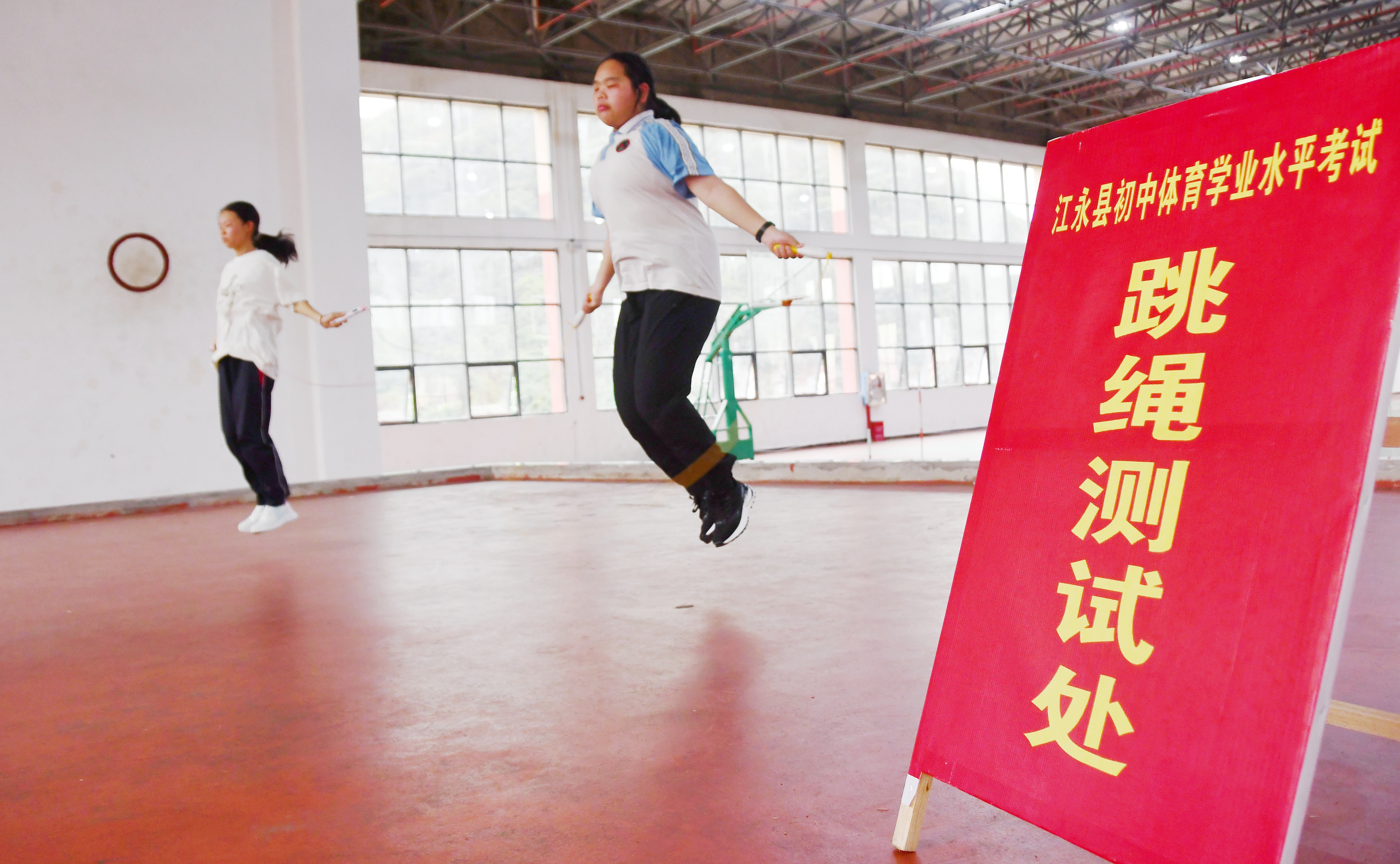 5月23日。湖南省永州市江永县第三中学学生在参加初中体育学业水平考试。田如瑞摄6.JPG