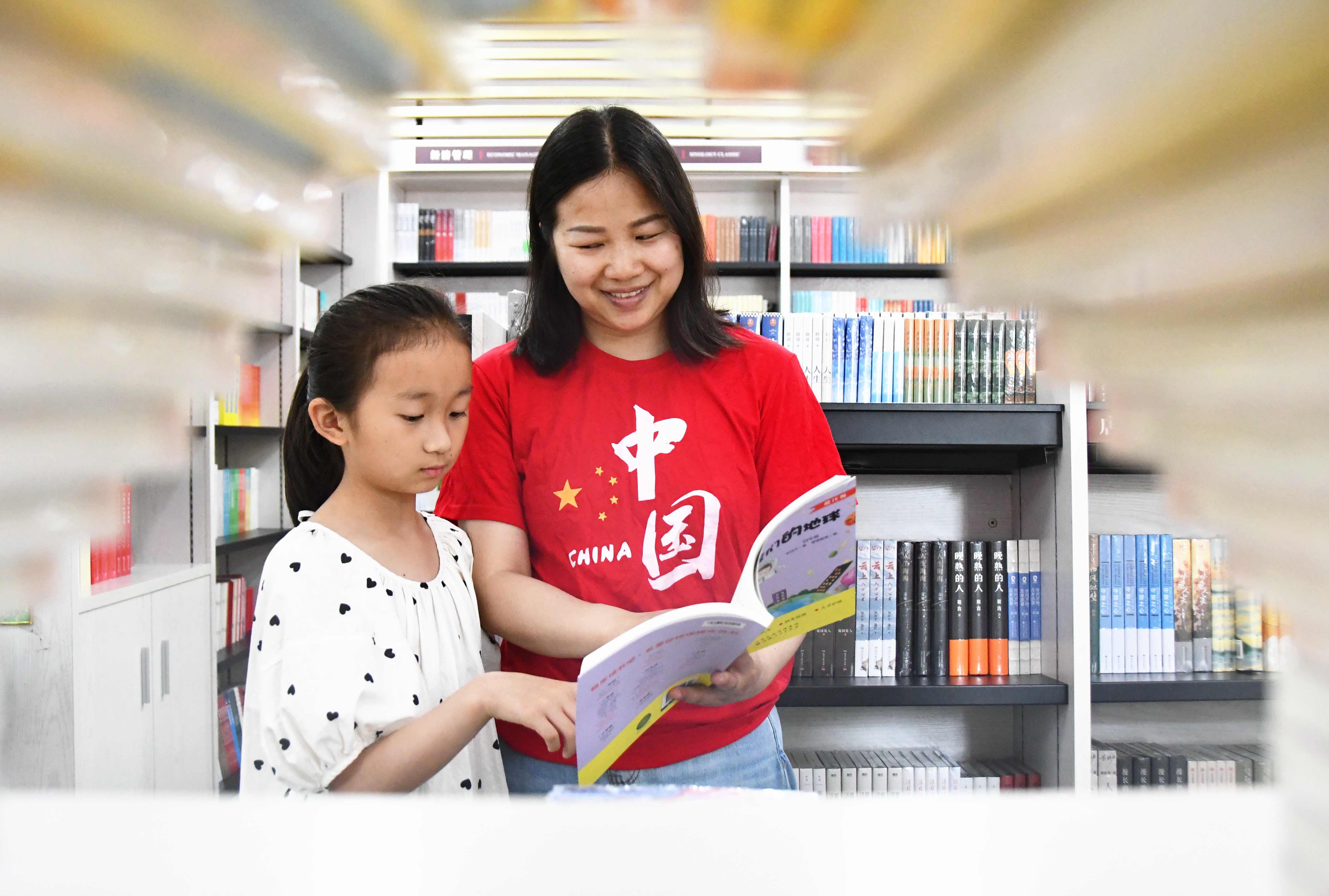 5月4日，湖南省永州市江永县实验小学学生和家长在新华书店阅读。田如瑞摄 (4).JPG