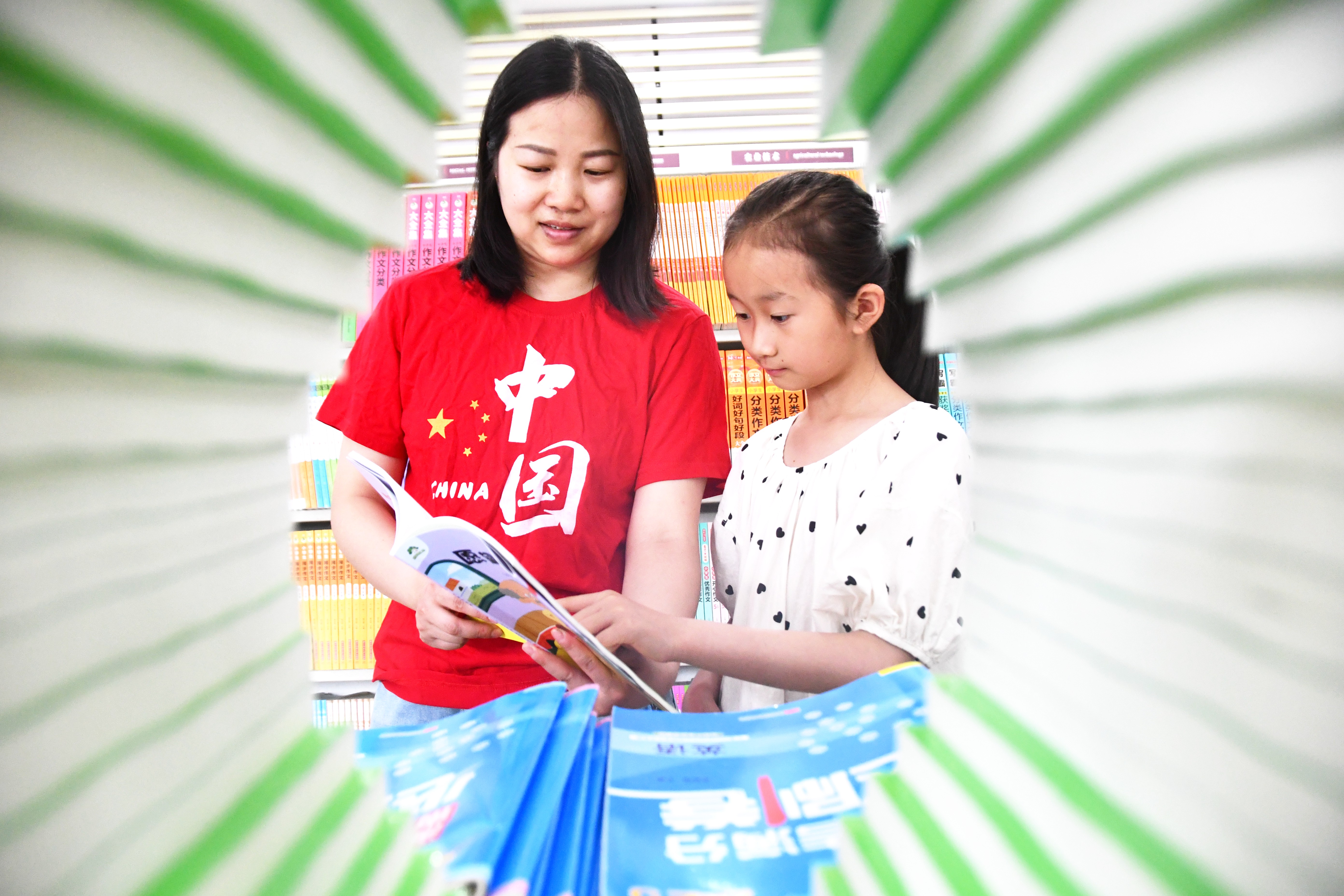5月4日，湖南省永州市江永县实验小学学生和家长在新华书店阅读。田如瑞摄 (1).JPG