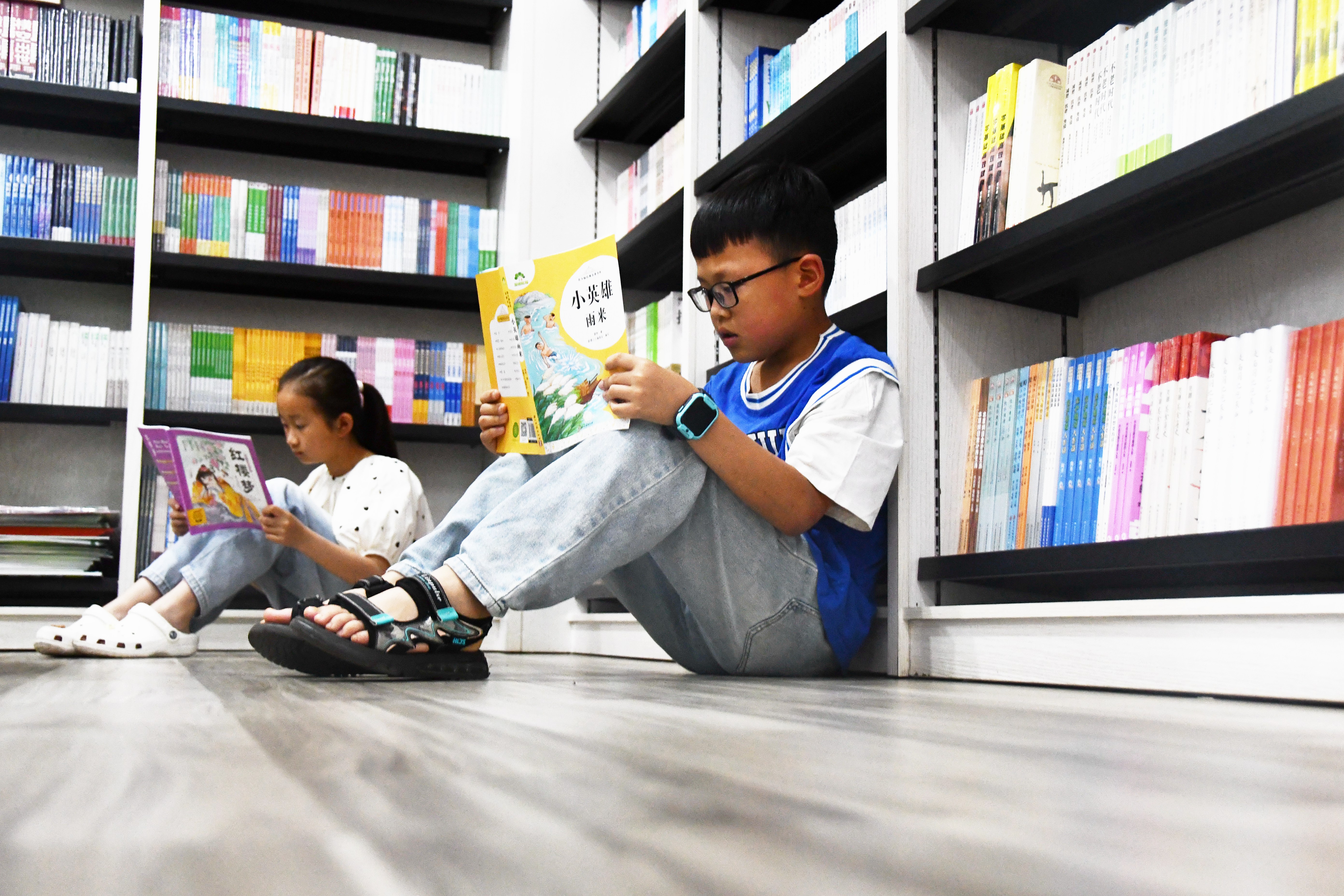 5月4日，湖南省永州市江永县实验小学学生在新华书店阅读。田如瑞摄1 (3).JPG