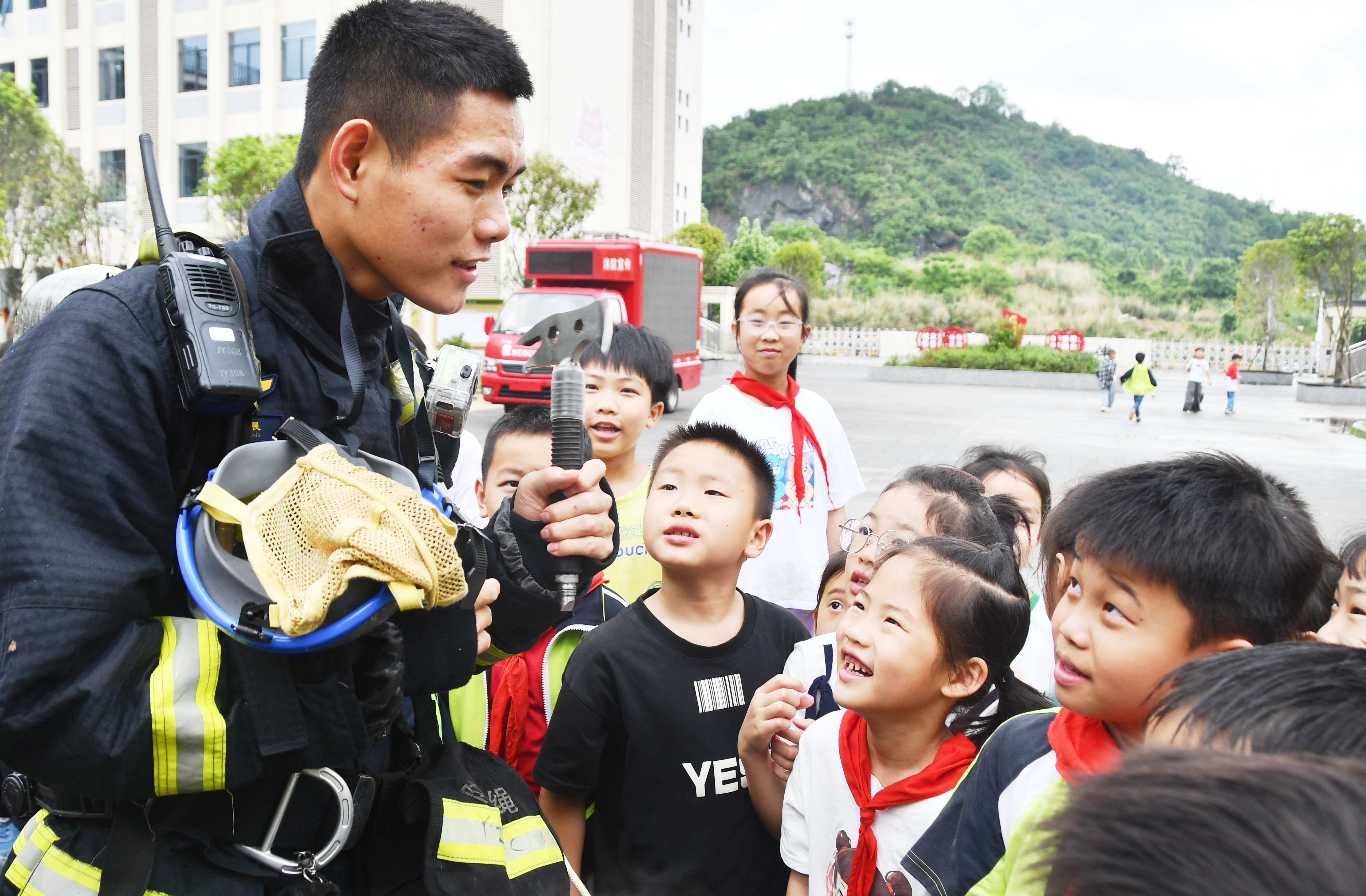 5月9日，在湖南省永州市江永县潇浦镇芙蓉学校，消防救援大队工作人员向学生介绍消防器材使用方法。 田如瑞 摄2.JPG