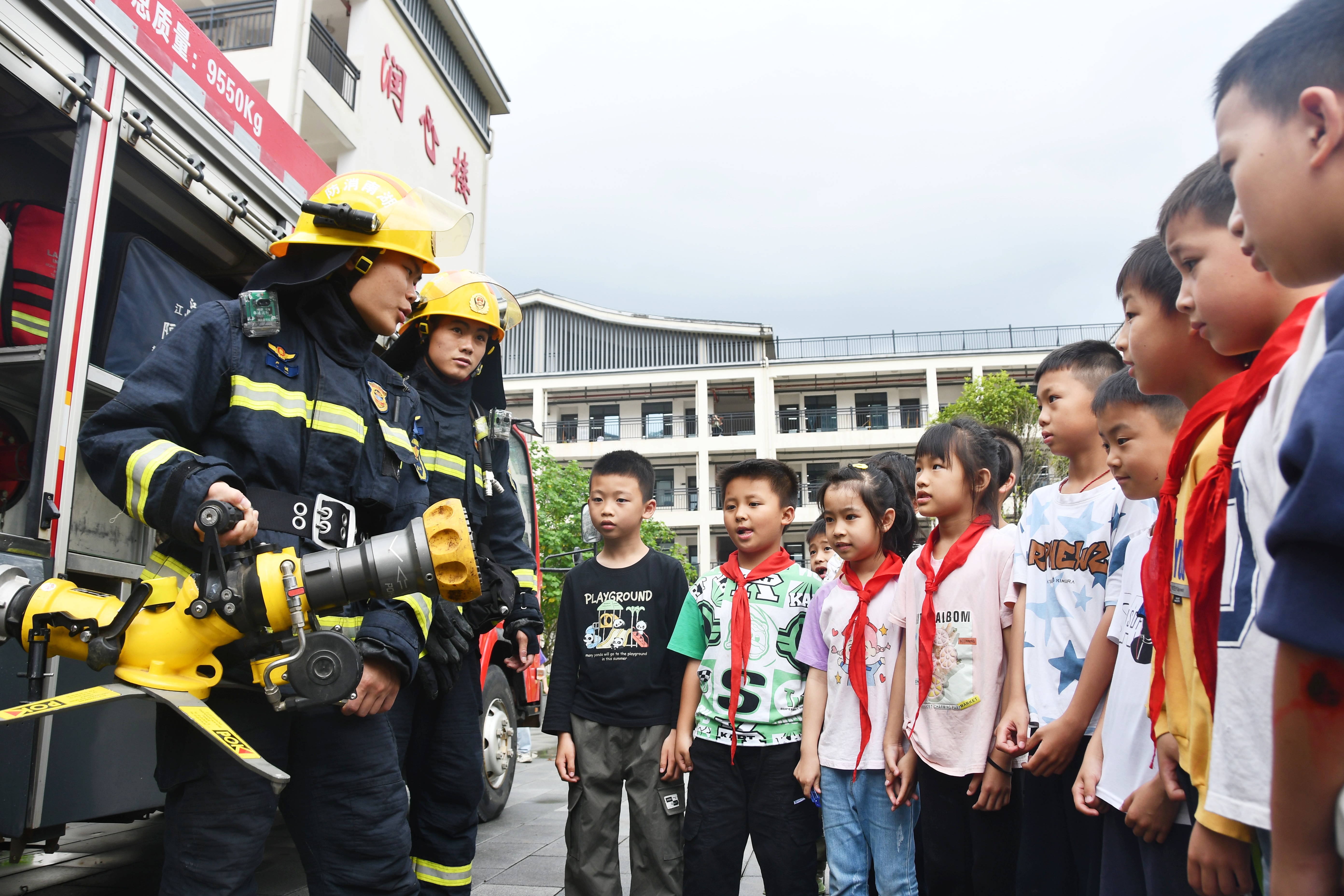 5月9日，在湖南省永州市江永县潇浦镇芙蓉学校，消防救援大队工作人员向学生介绍消防器材使用方法。 田如瑞 摄 (1).JPG