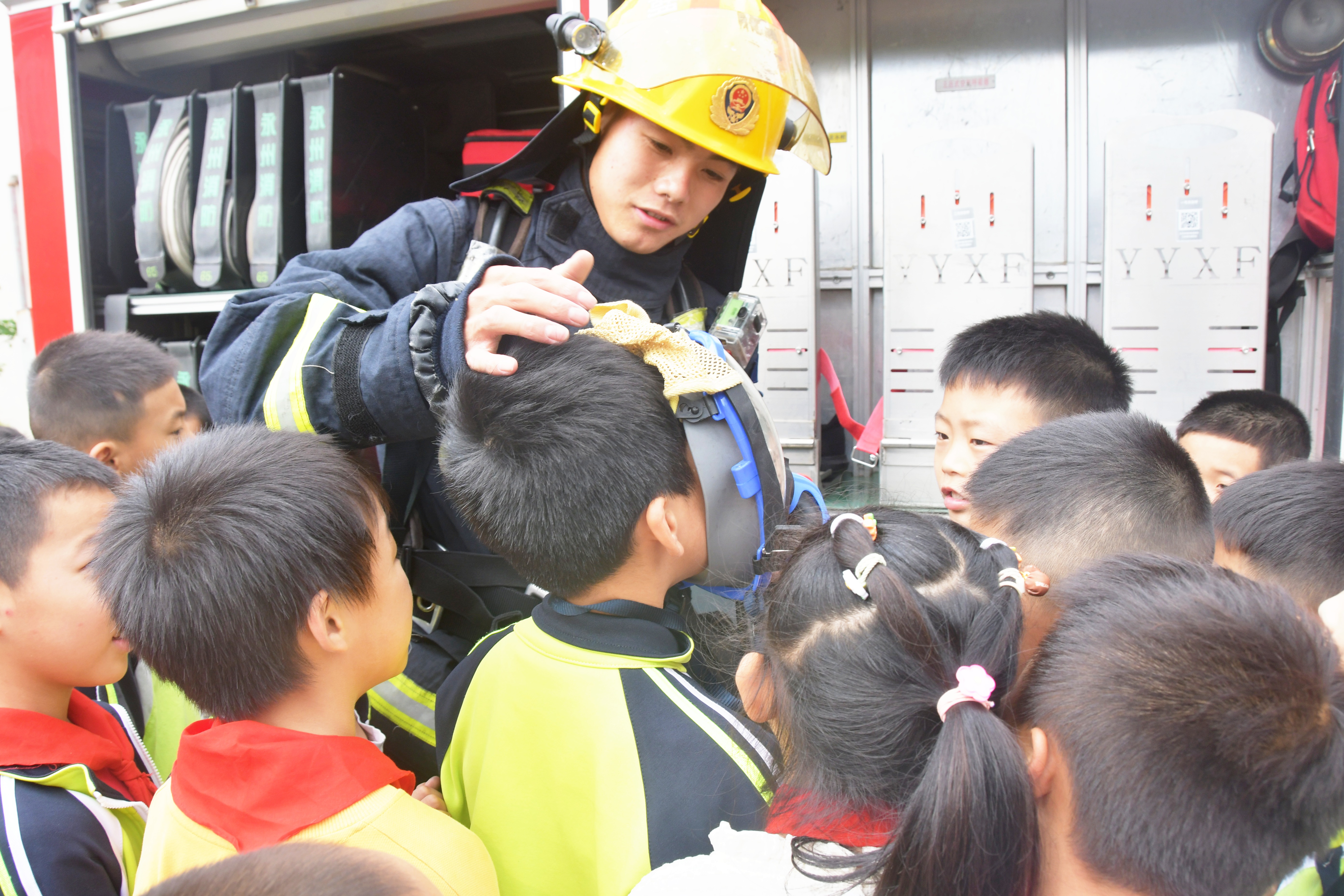 5月9日，在湖南省永州市江永县潇浦镇芙蓉学校，消防救援大队工作人员指导学生体验使用防毒面具。田如瑞摄 (1).JPG