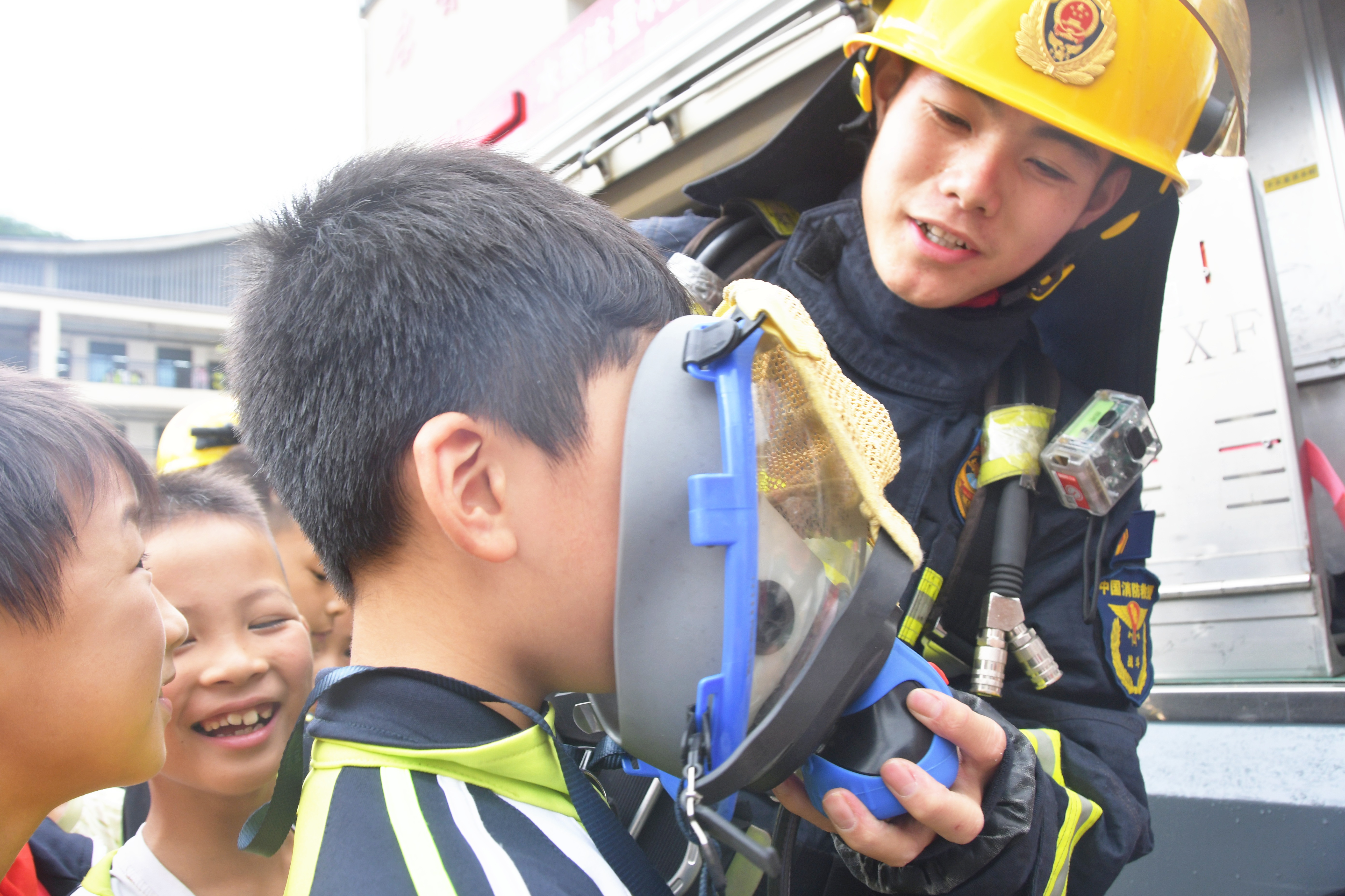 5月9日，在湖南省永州市江永县潇浦镇芙蓉学校，消防救援大队工作人员指导学生体验使用防毒面具。田如瑞摄.JPG