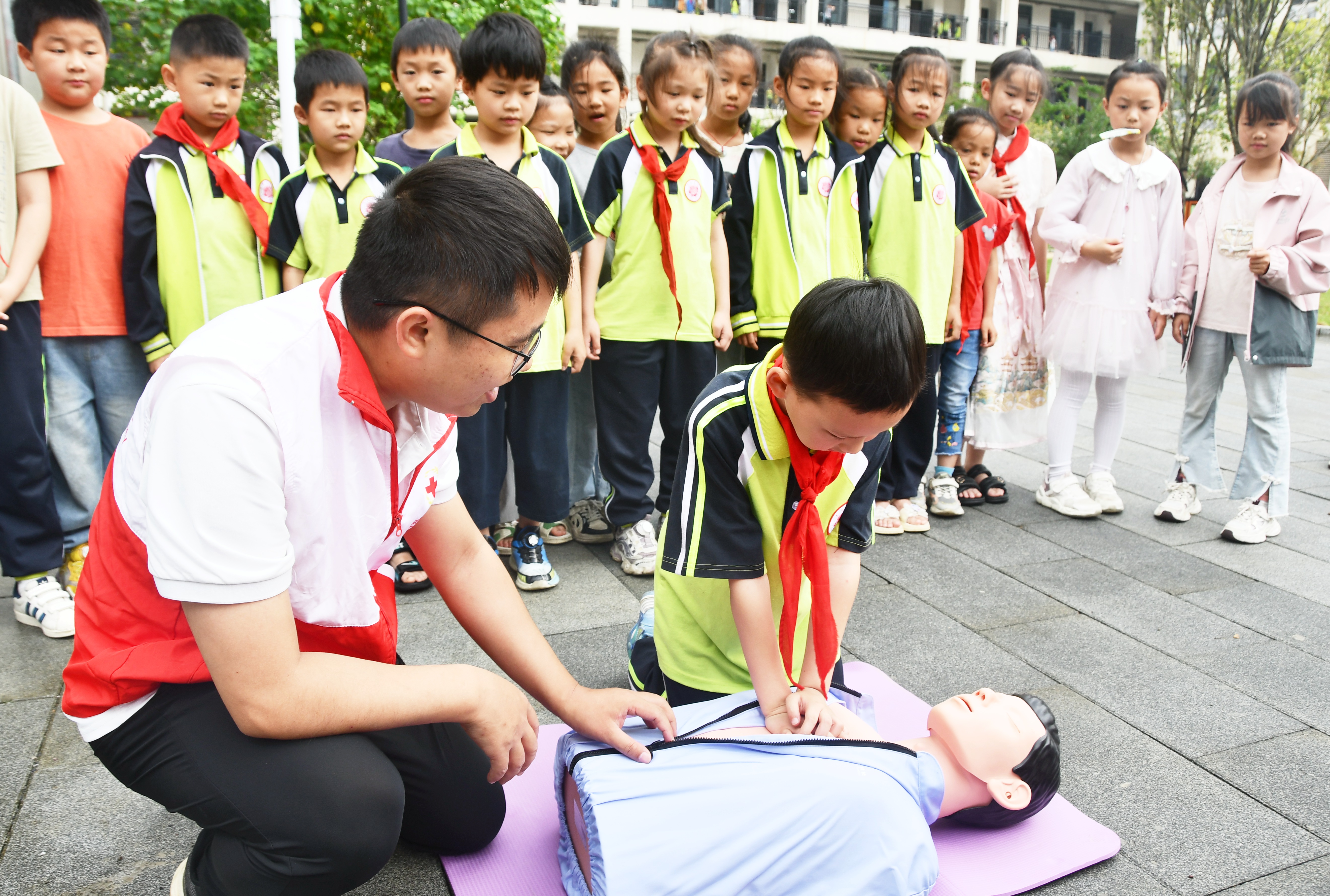 5月8日，湖南省永州市江永县芙蓉学校，江永县红十字会工作人员为学生讲解心肺复苏急救知识。田如瑞摄 (1).JPG