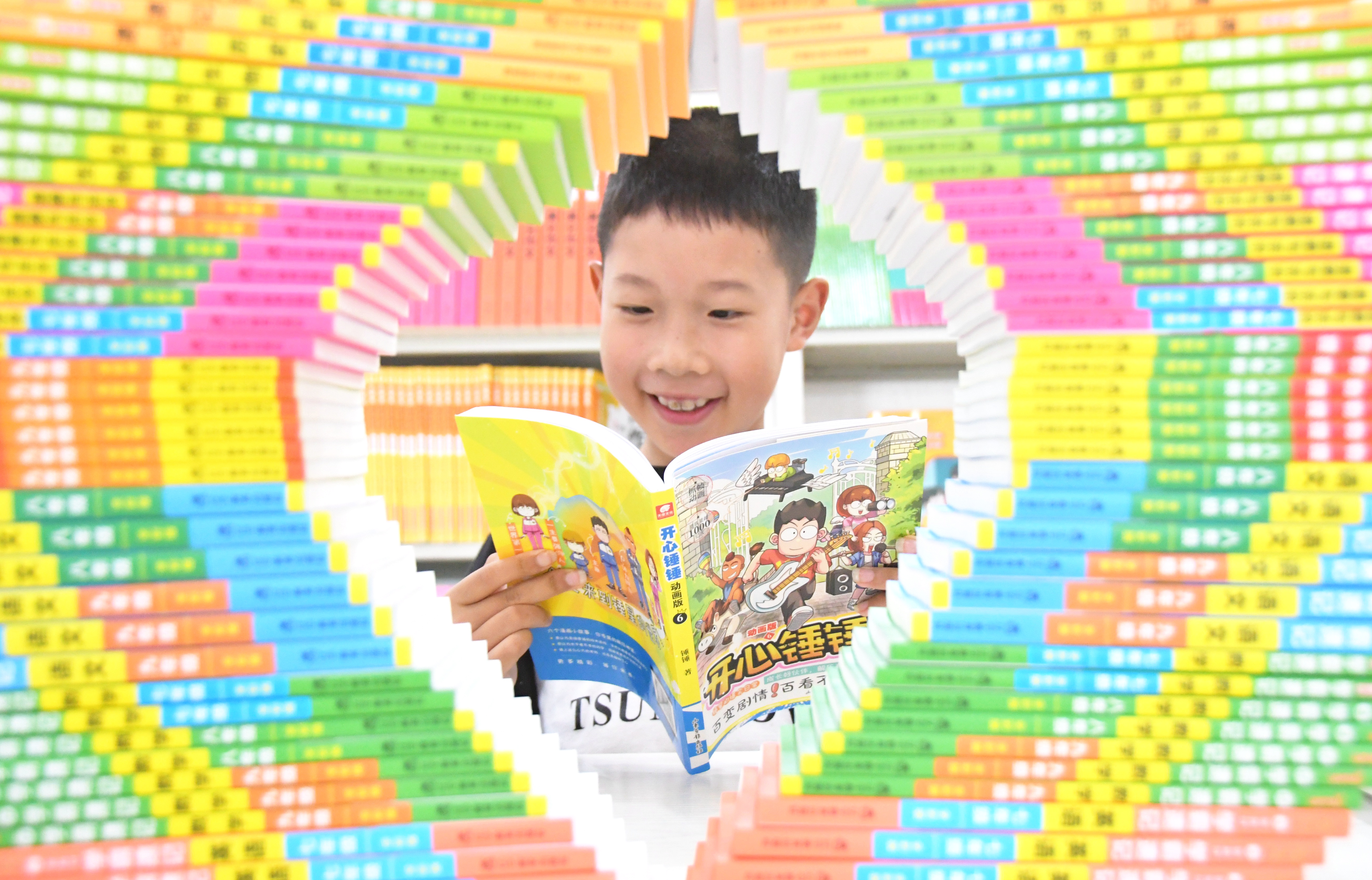 6月1日，小学生在湖南省永州市江永县新华书店阅读。田如瑞摄 (1).JPG