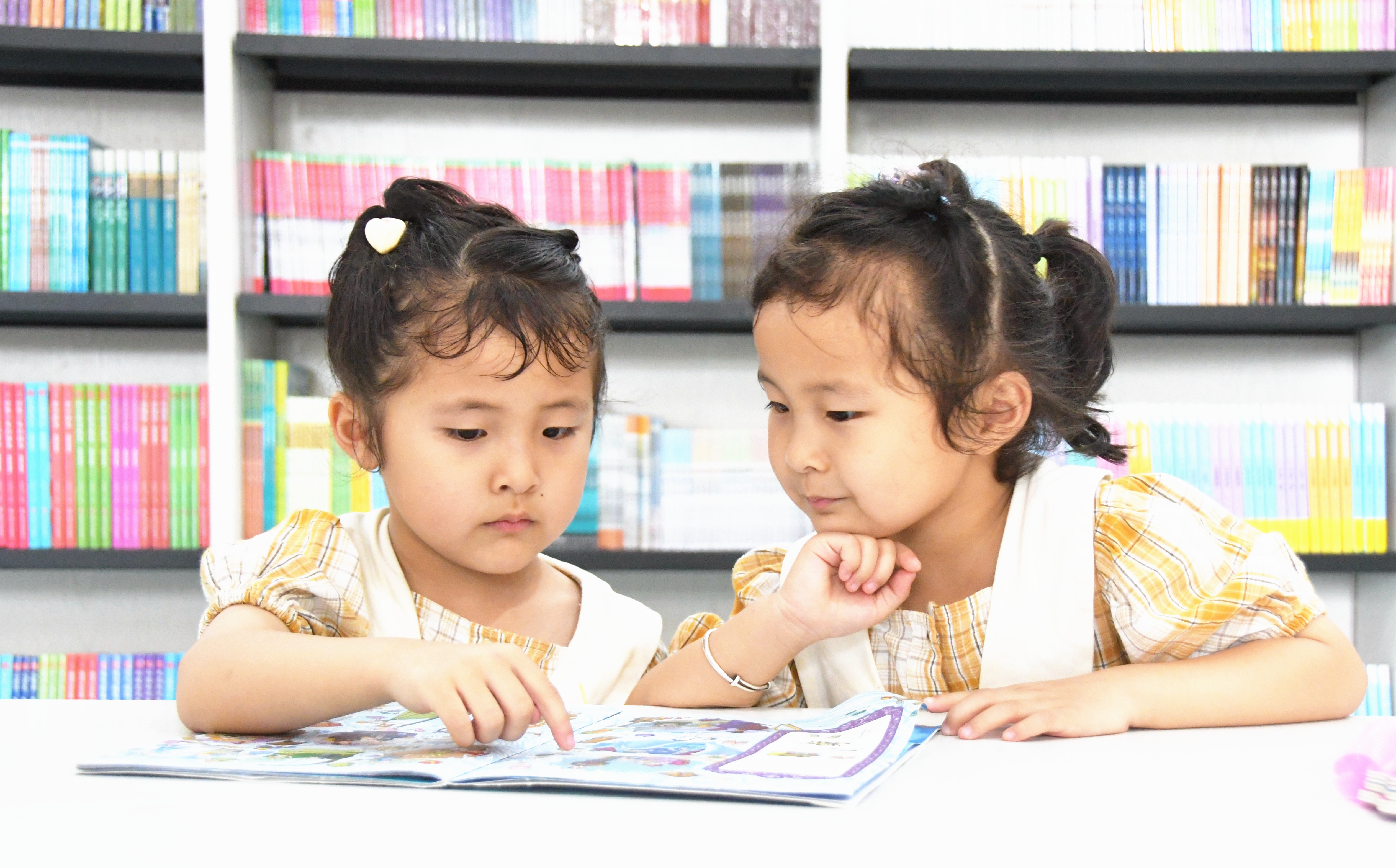 6月1日，小学生在湖南省永州市江永县新华书店阅读。田如瑞摄 2 (6).JPG