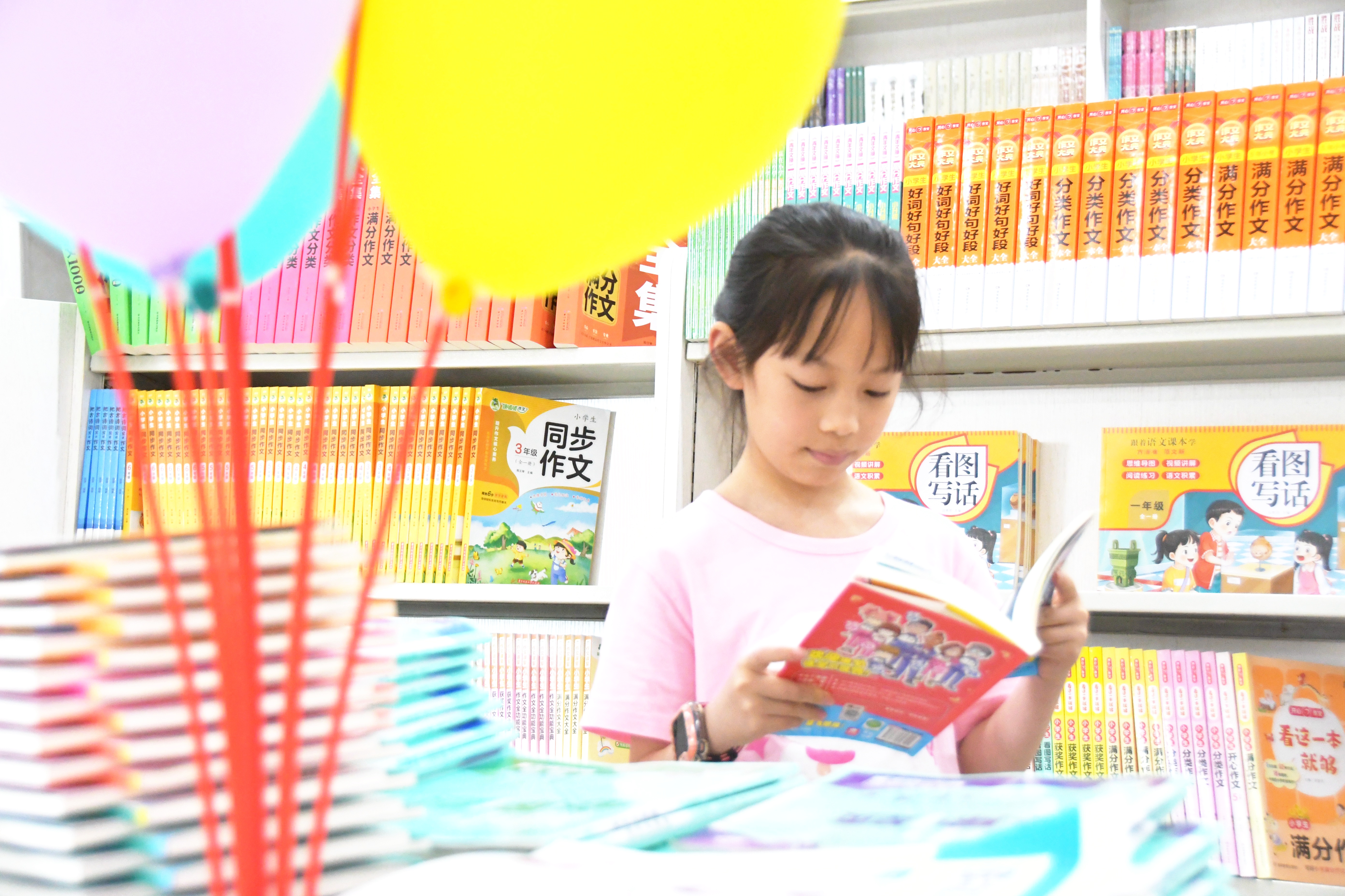 6月1日，小学生在湖南省永州市江永县新华书店阅读。田如瑞摄 2 (1).JPG