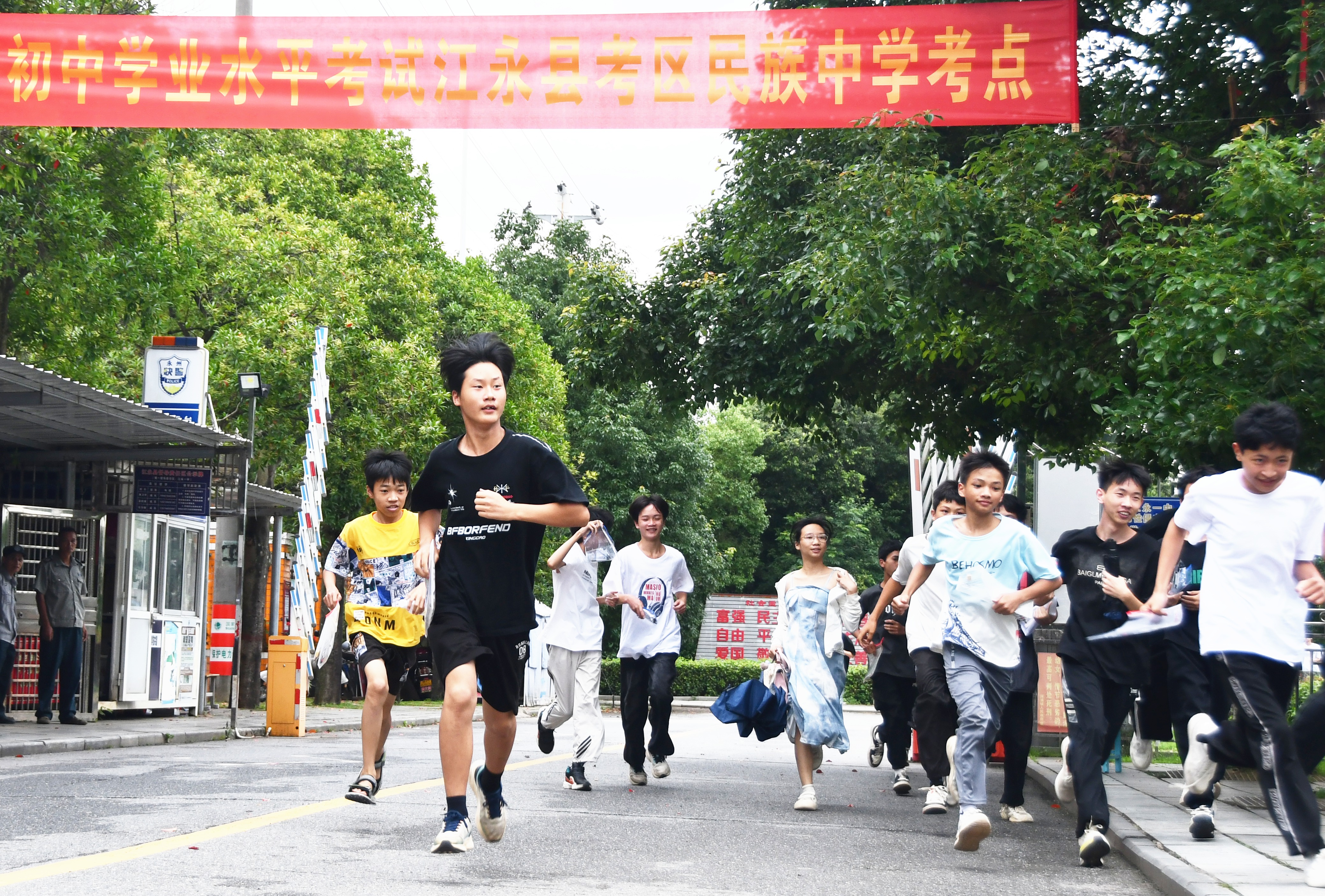 6月20日，湖南省永州市江永县民族中学中考考点，最后一场考试结束，考生走出考场。田如瑞摄1.JPG