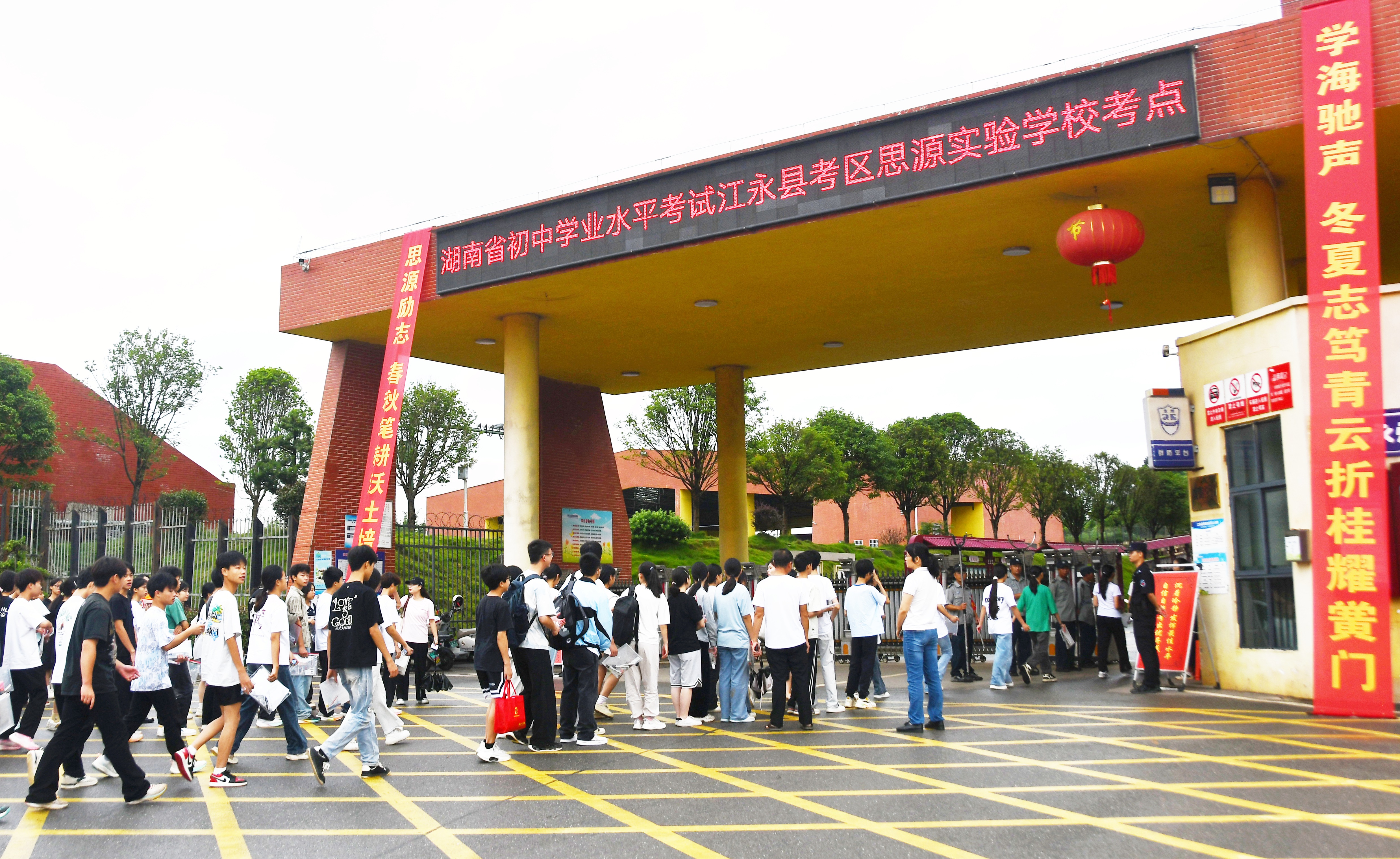 6月18日，湖南省永州市江永县思源实验学校中考考点，考生有序走进考场。田如瑞摄03.JPG
