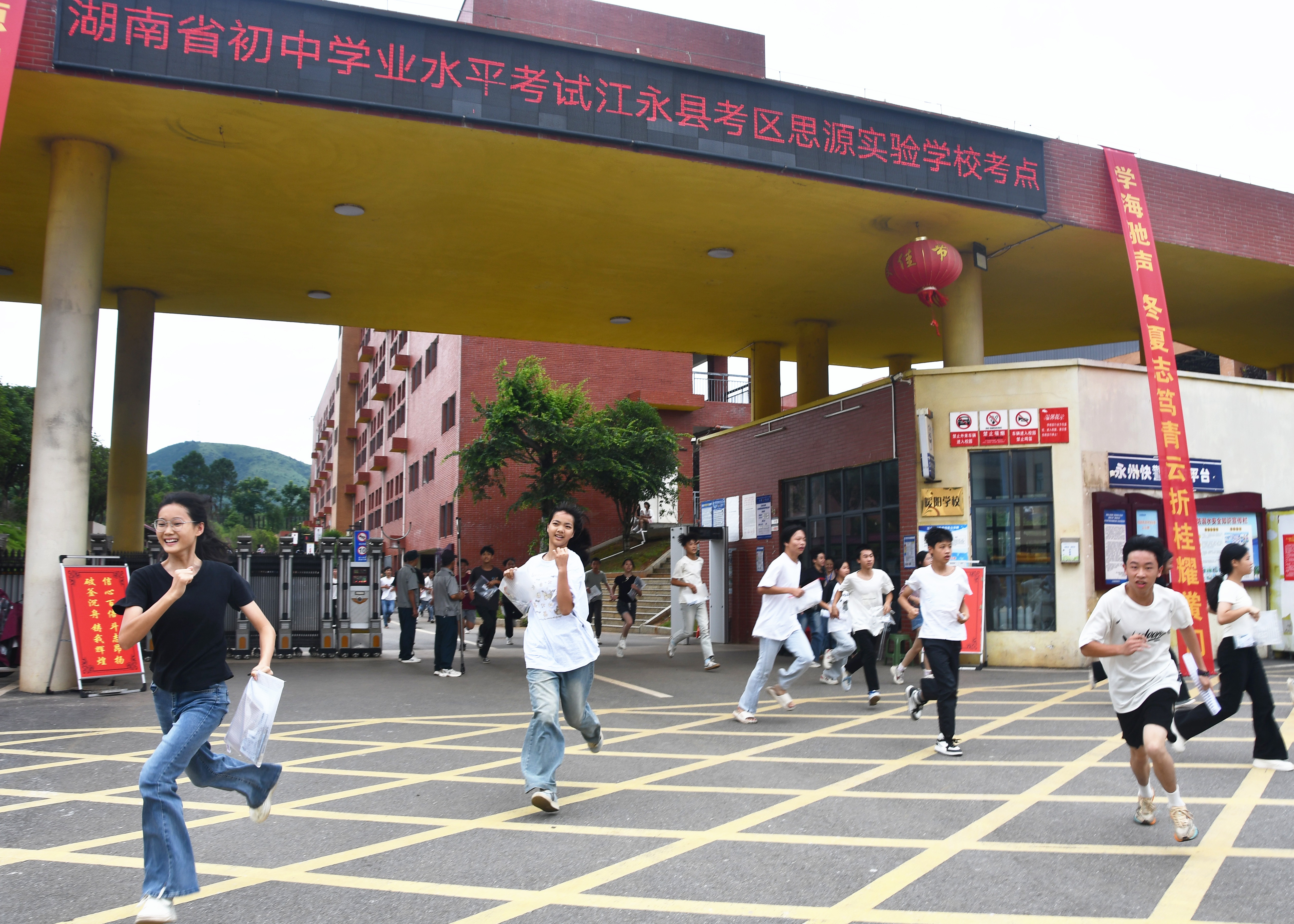 6月20日，湖南省永州市江永县思源实验学校中考考点，最后一场考试结束，考生走出考场。田如瑞摄 (7).JPG