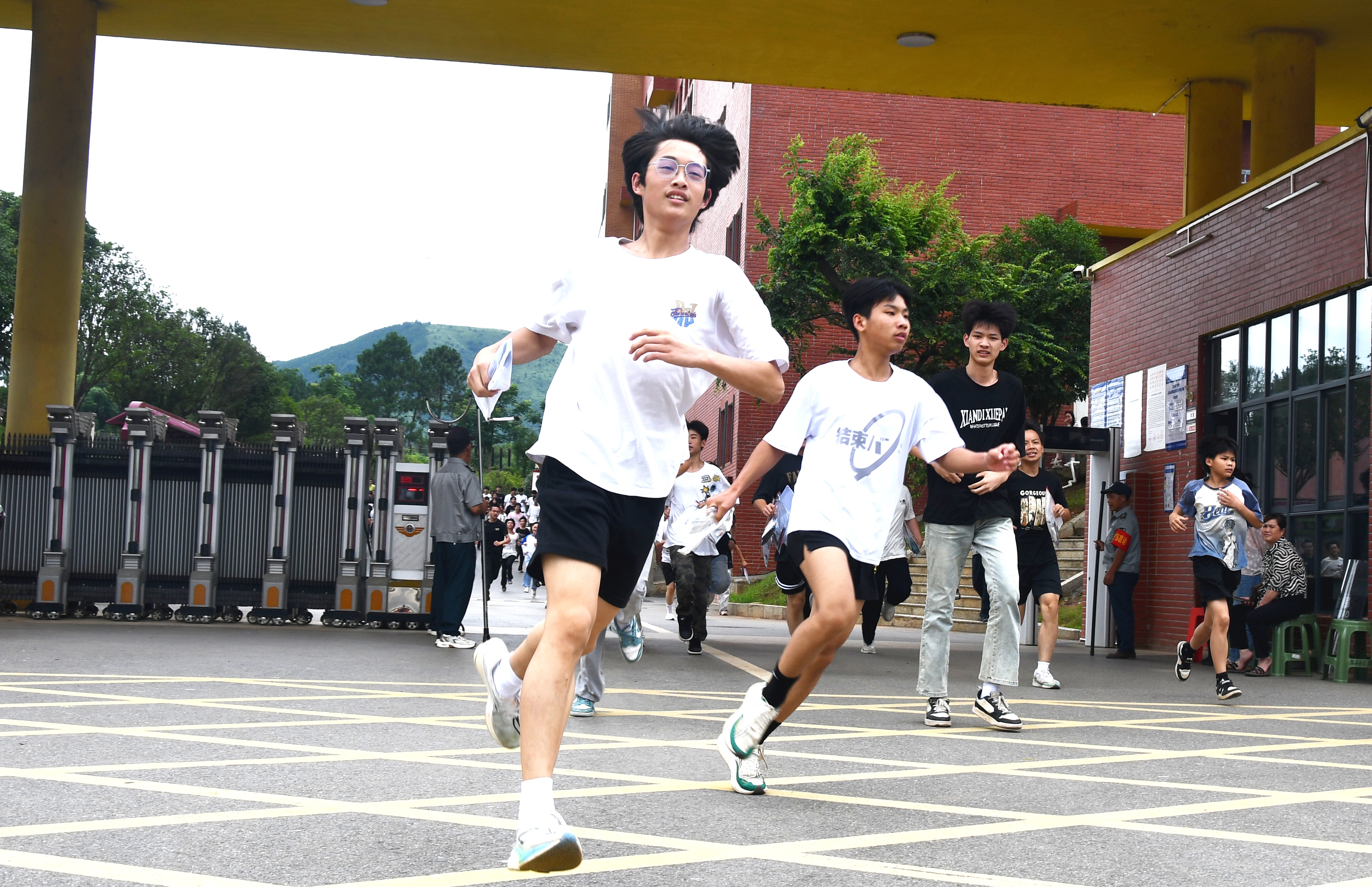6月20日，湖南省永州市江永县思源实验学校中考考点，最后一场考试结束，考生走出考场。田如瑞摄2.JPG