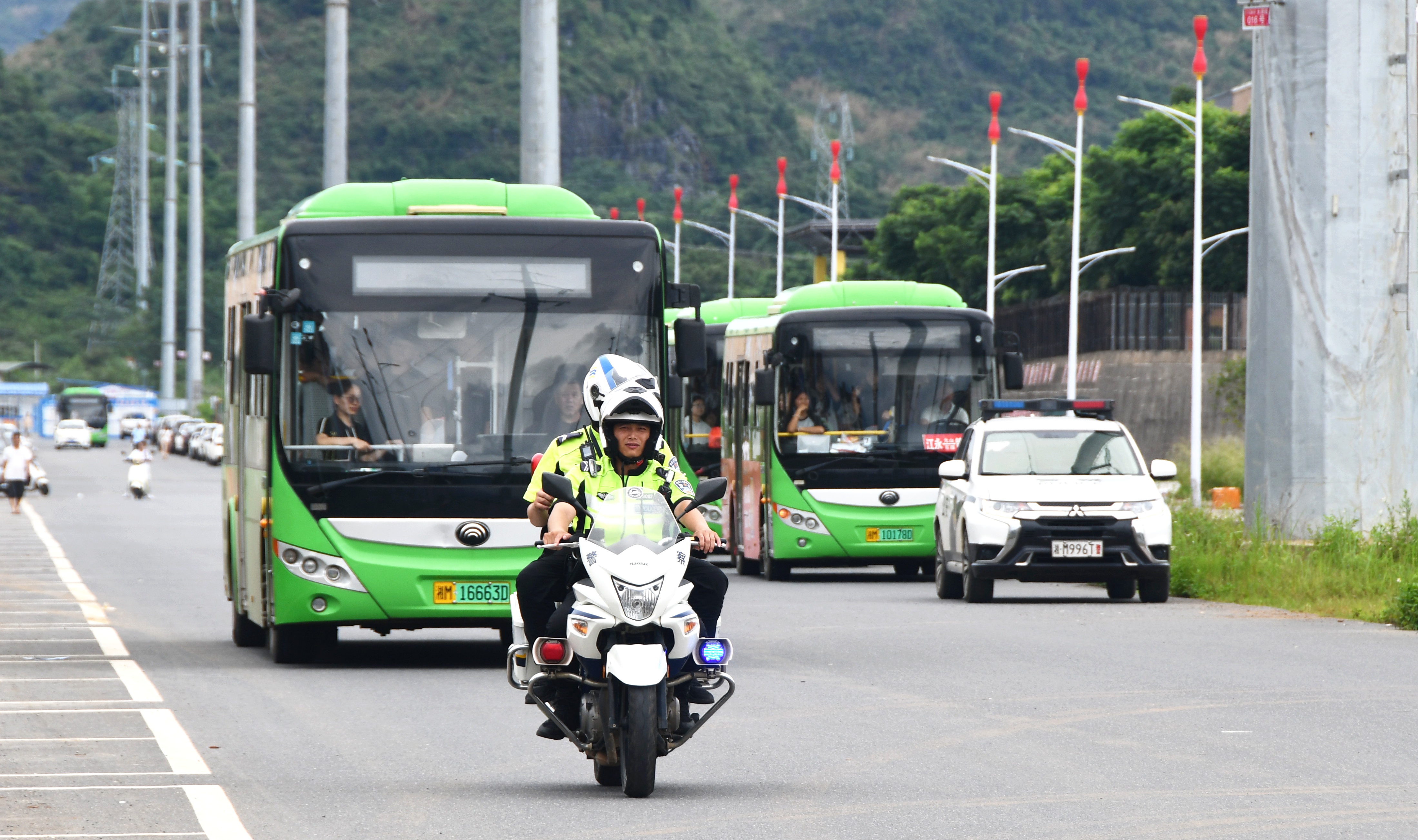 6月20日，湖南省永州市江永县思源实验学校中考考点，最后一场考试结束，乘车返回学校走出考场。田如瑞摄 2.JPG