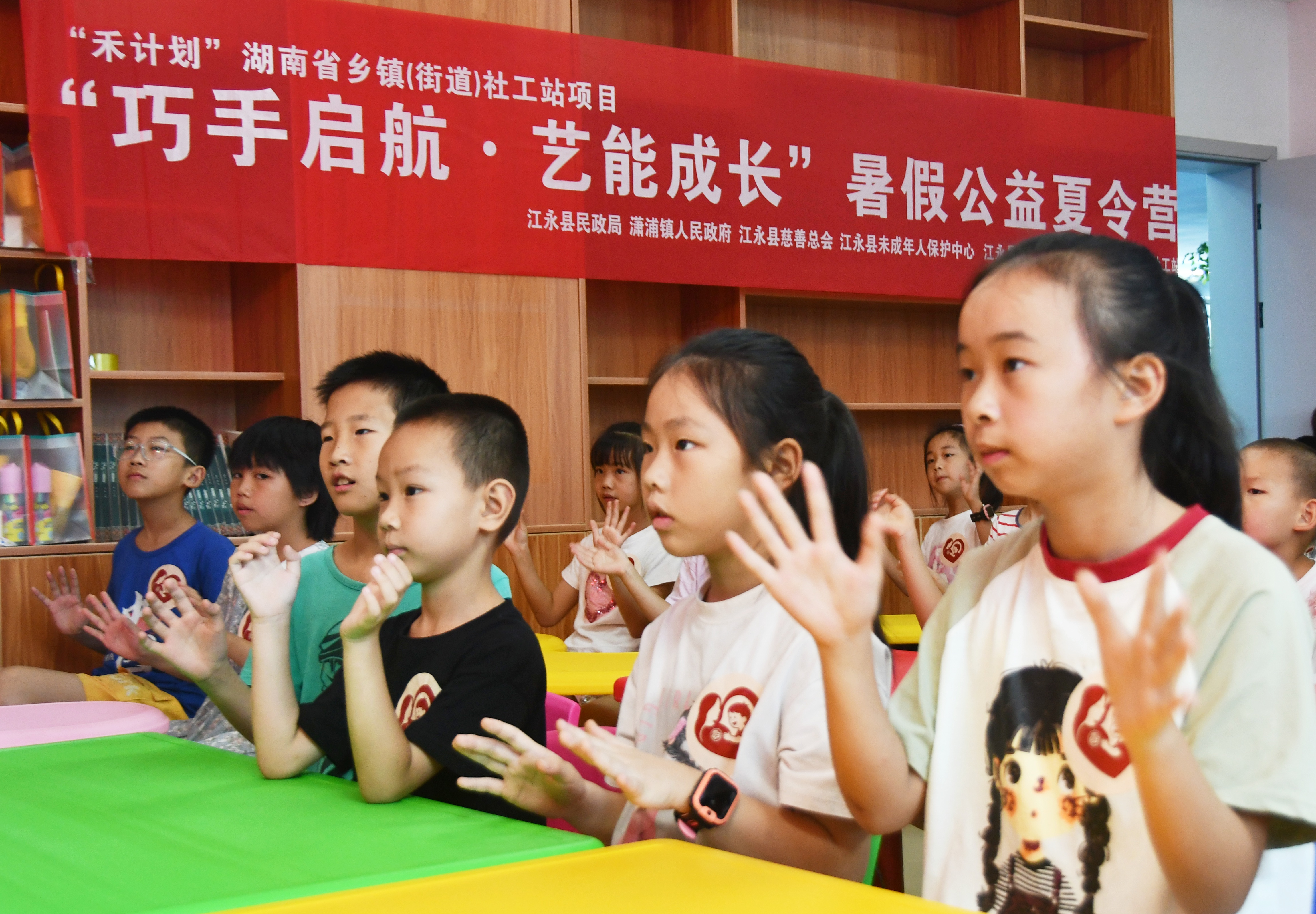 7月14日，湖南省永州市江永县潇浦镇永新社区“爱心托管站”，孩子们在参加互动游戏。田如瑞摄1.JPG