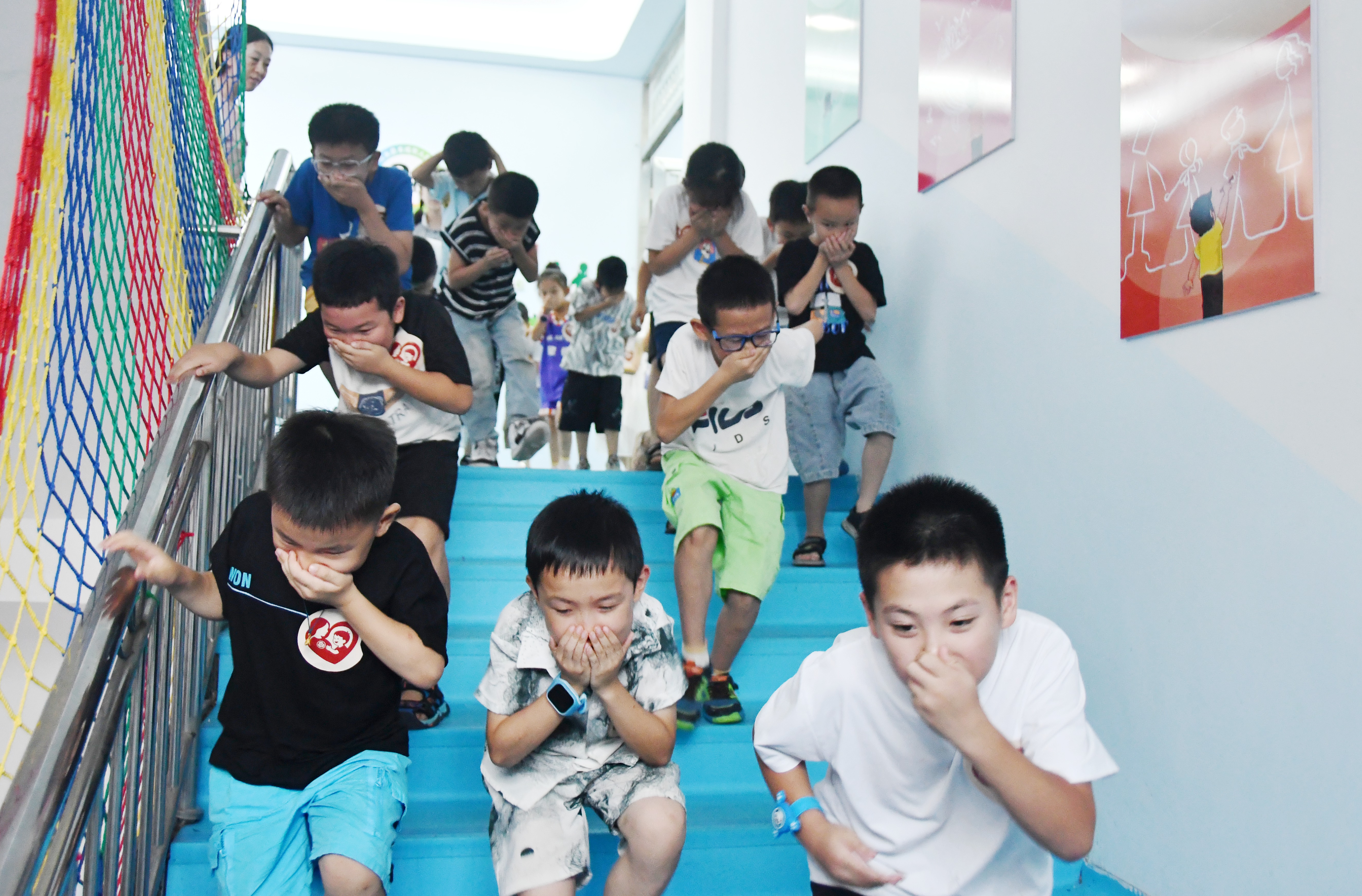 7月14日，湖南省永州市江永县潇浦镇永新社区爱心暑托班，学生参加模拟火灾逃生演练。田如瑞摄6.JPG