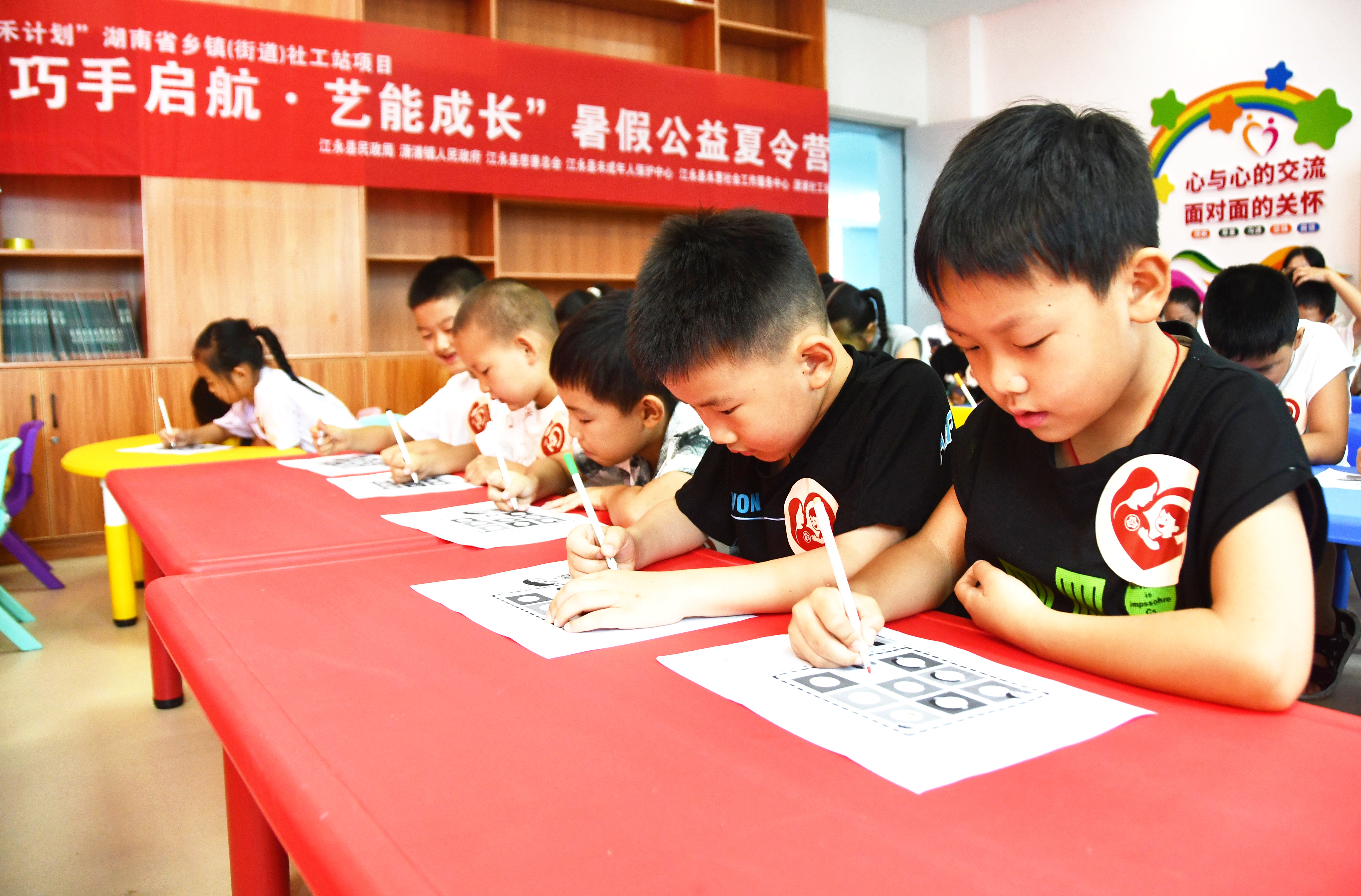7月14日，湖南省永州市江永县潇浦镇永新社区“爱心托管站”，孩子们在绘画。田如瑞摄4.JPG