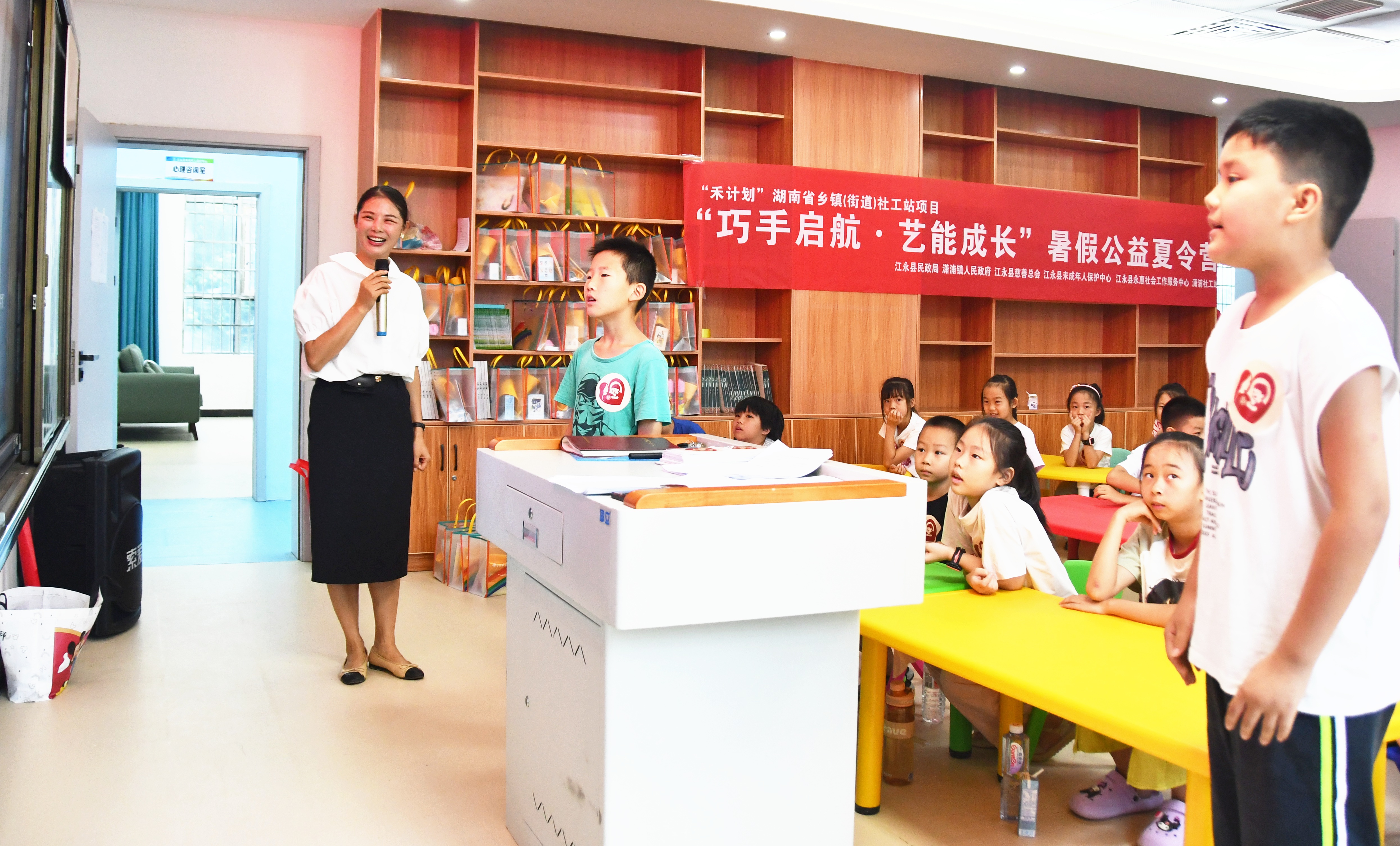 7月14日，湖南省永州市江永县潇浦镇永新社区“爱心托管站”，孩子们在参加互动游戏。田如瑞摄2.JPG