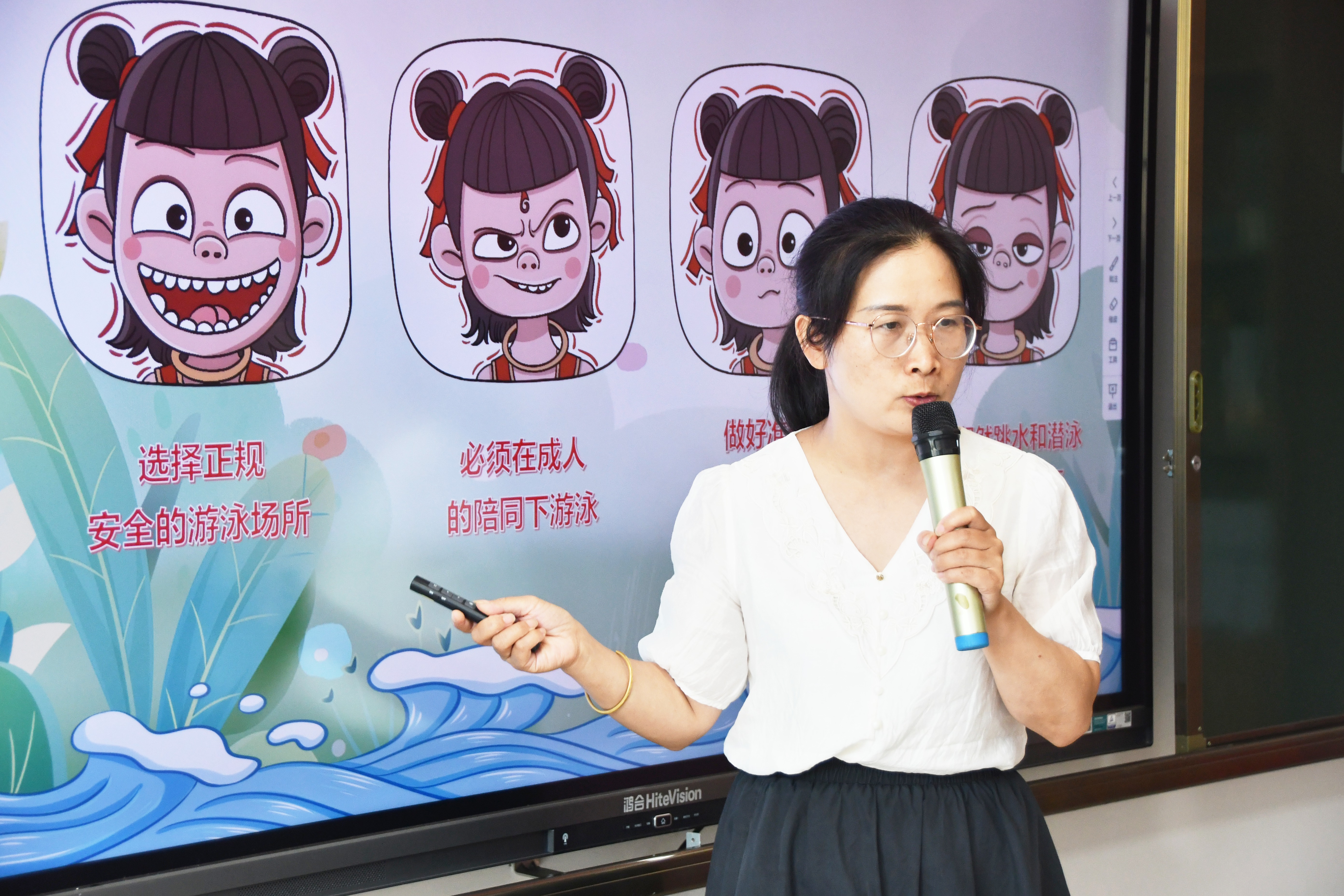 7月14日，湖南省永州市江永县潇浦镇永新社区“爱心托管站”，志愿者为孩子们讲解防溺水知识。田如瑞摄5.JPG