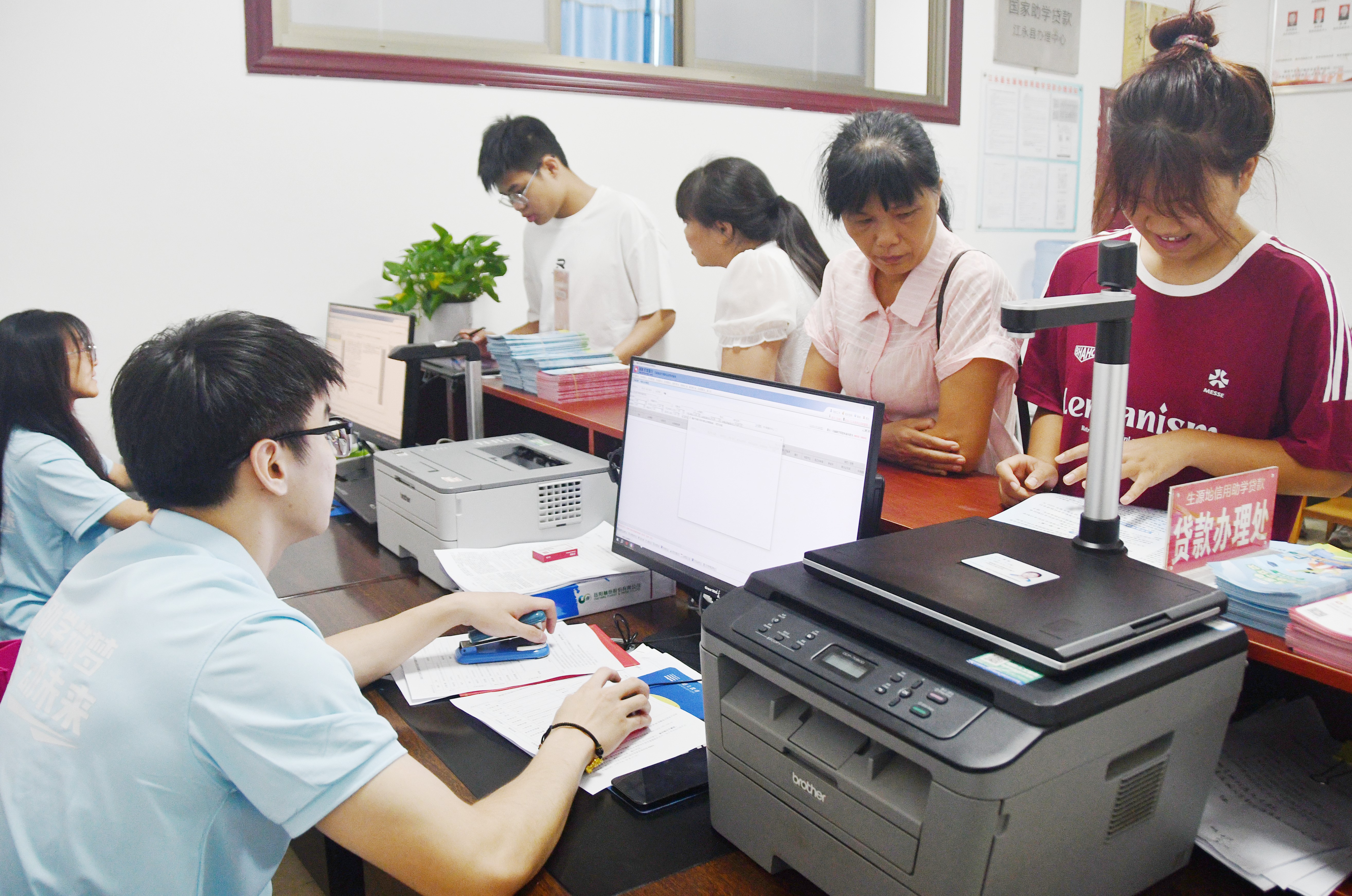 8月12日，湖南省永州市江永县学生资助管理中心，大学新生在办理助学贷款。（田如瑞） (7).JPG