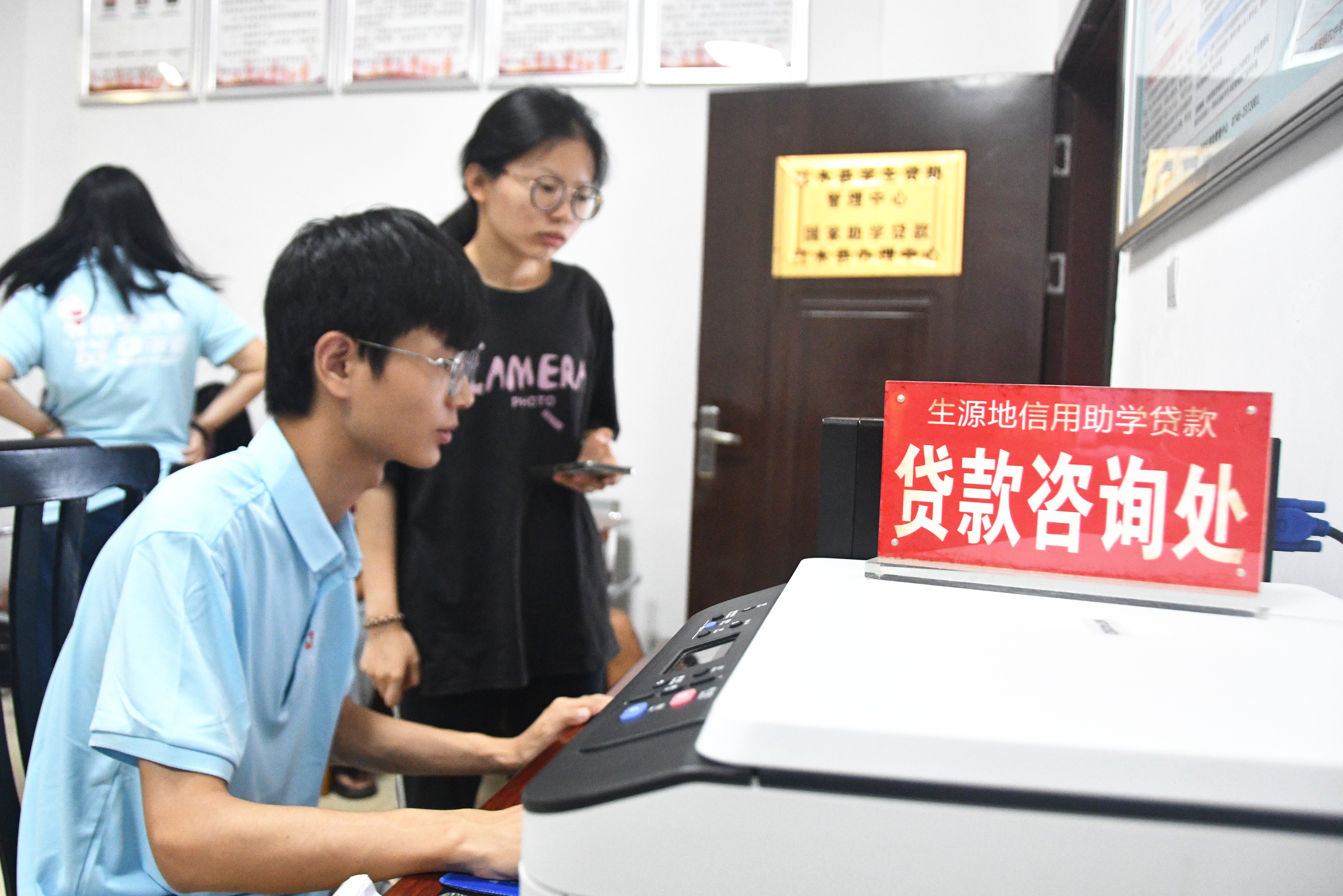 8月12日，湖南省永州市江永县学生资助管理中心，大学新生在办理助学贷款。（田如瑞） (3).JPG