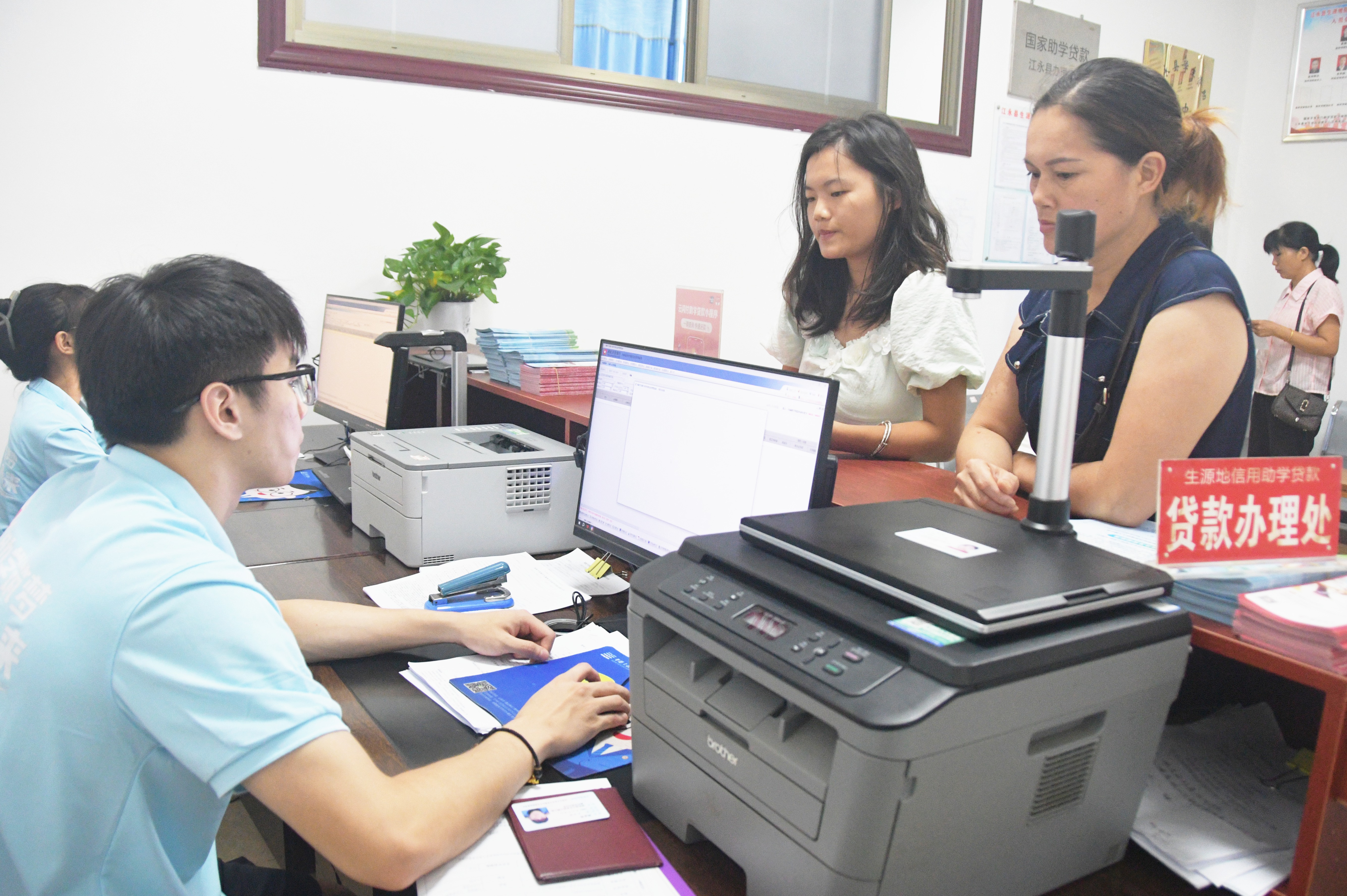 8月12日，湖南省永州市江永县学生资助管理中心，大学新生在办理助学贷款。（田如瑞） (1).JPG