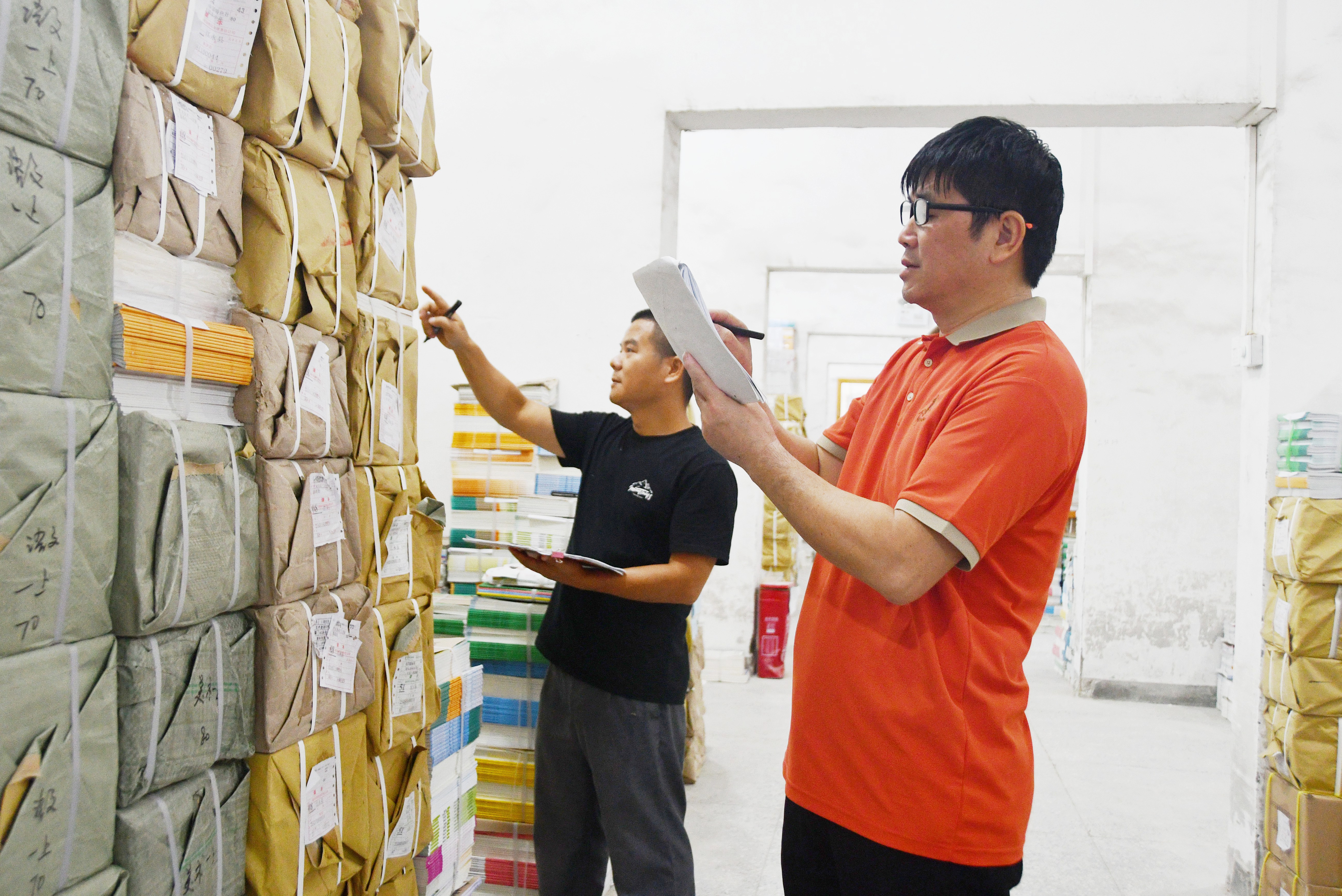 8月21日,工作人员在湖南省永州市江永县新华书店教材仓库内清点新学期教材。田如瑞摄 (3).JPG