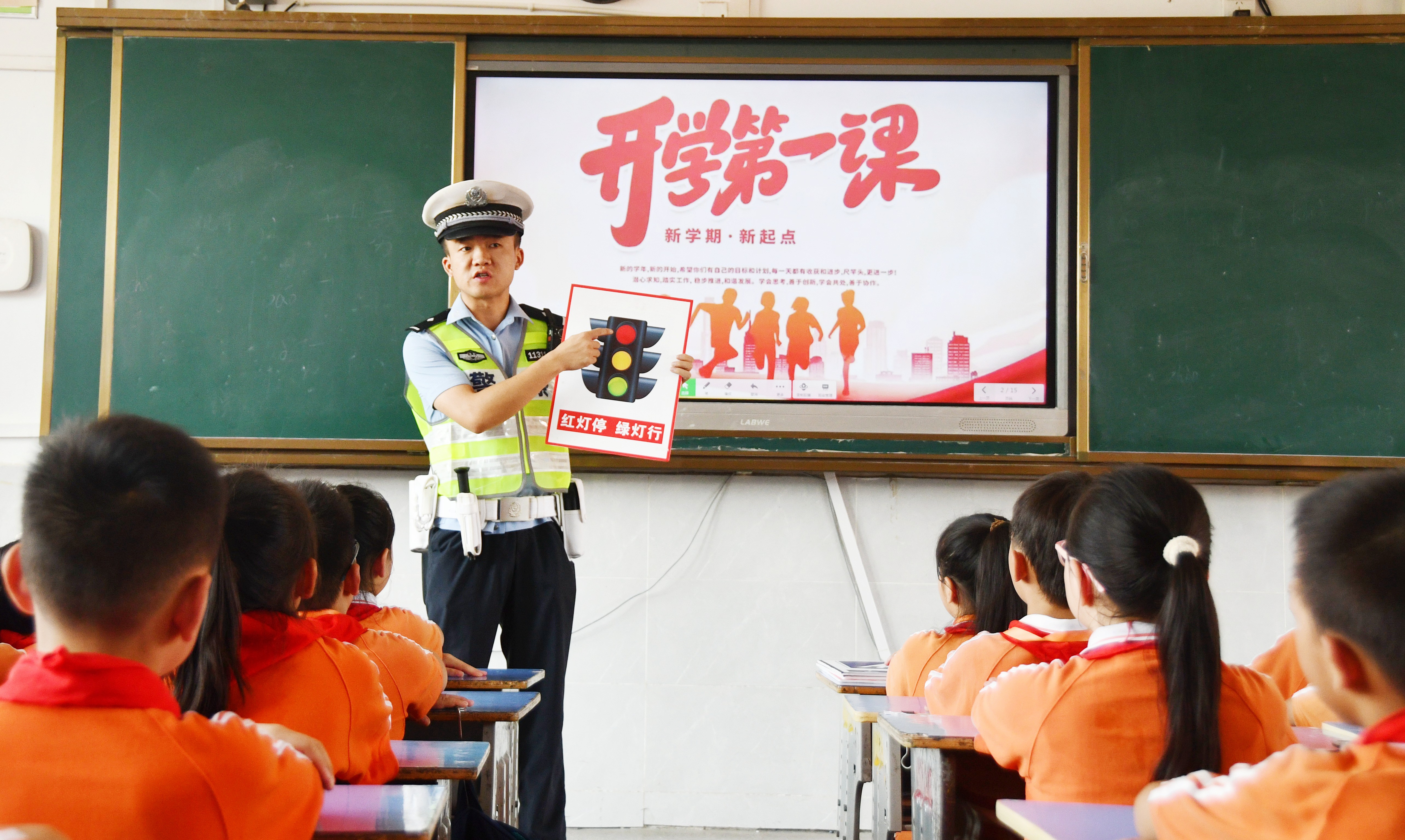 9月1日，交通警察给湖南省永州市江永县思源实验学校小学生讲解交通安全出行知识。田如瑞摄 (1).JPG