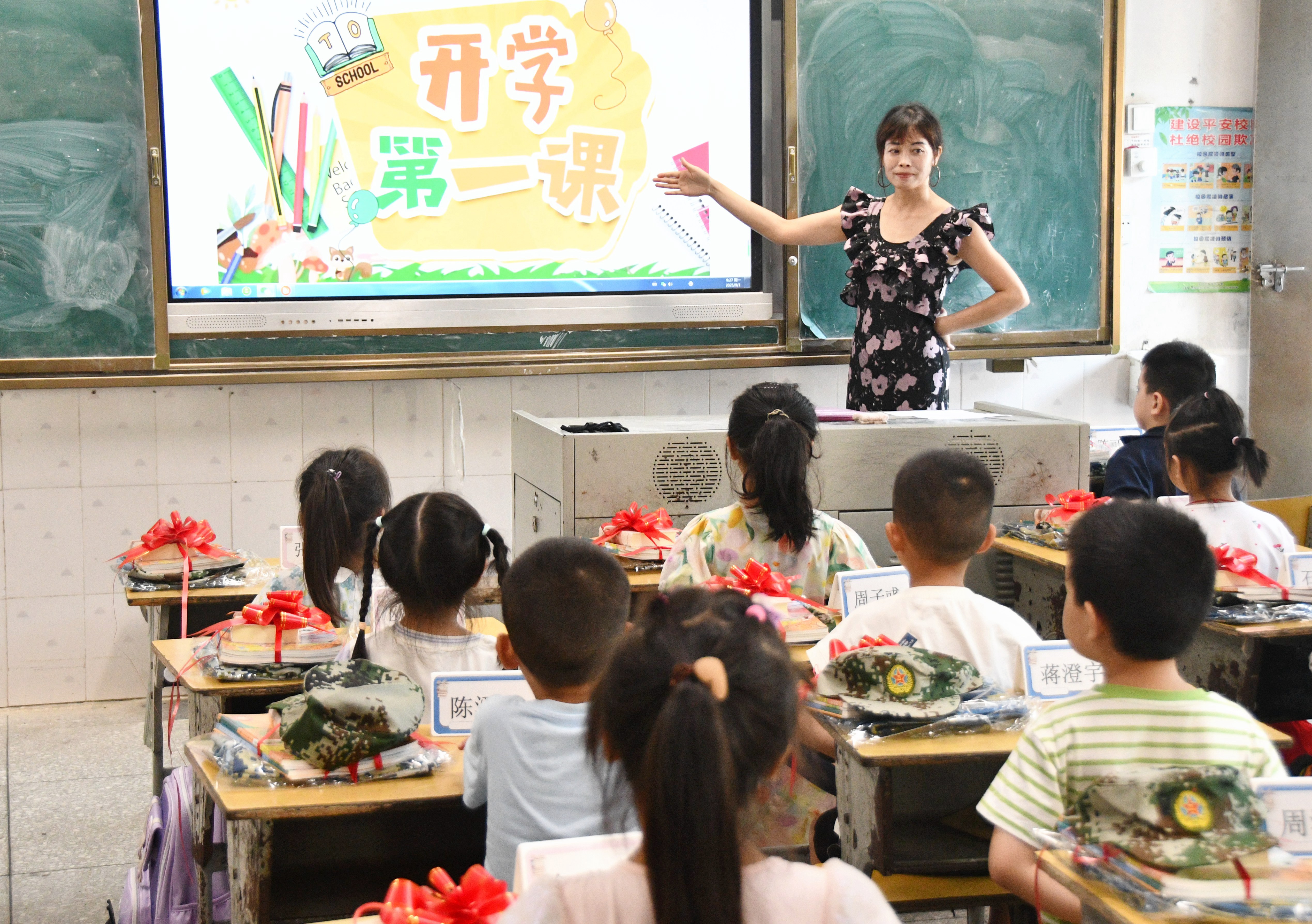 9月1日，湖南省永州市江永县实验小学老师给生讲解开学安全第一课。田如瑞摄 (1).JPG