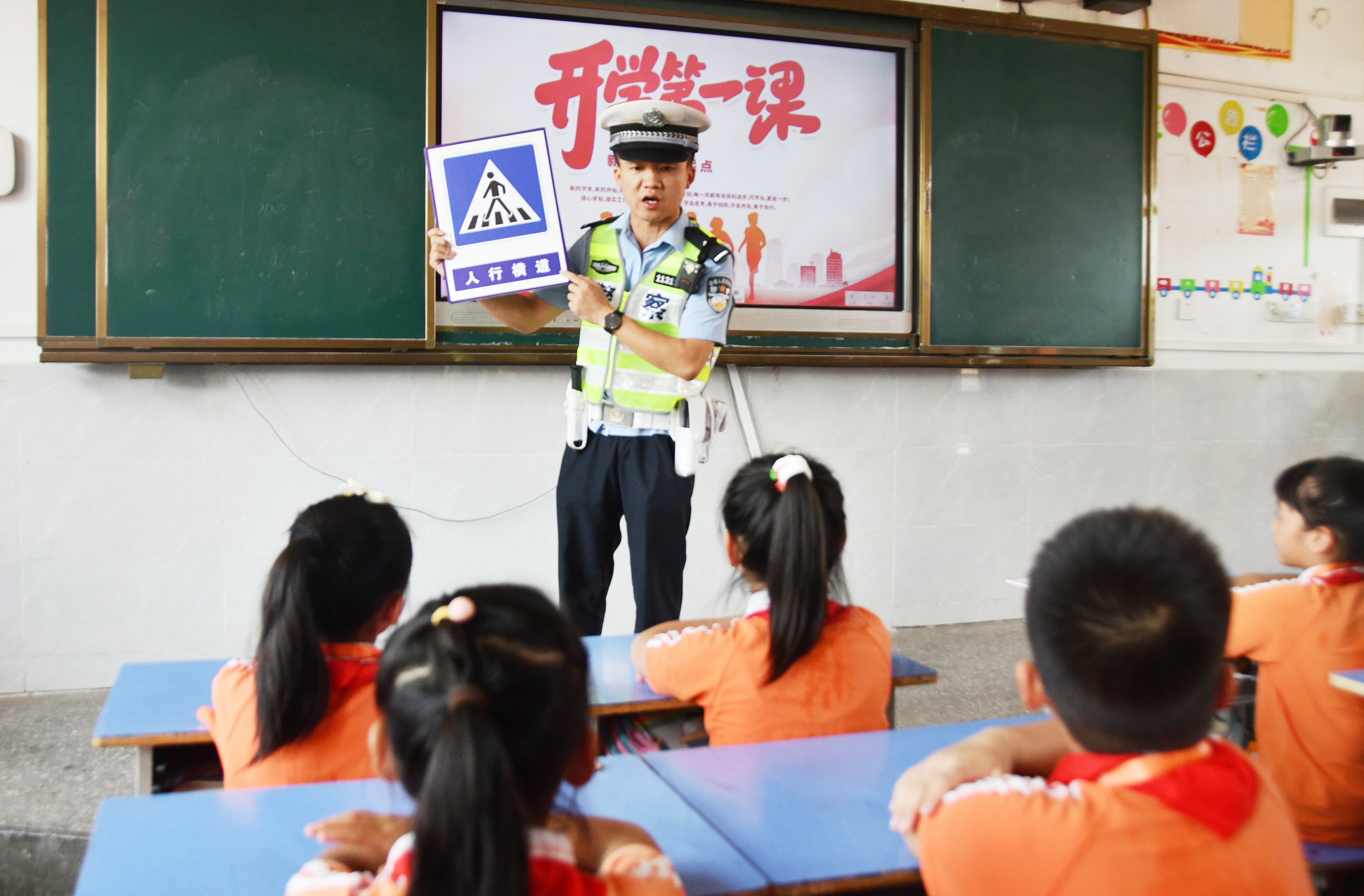 9月1日，交通警察给湖南省永州市江永县思源实验学校小学生讲解交通安全出行知识。田如瑞摄 (3).JPG