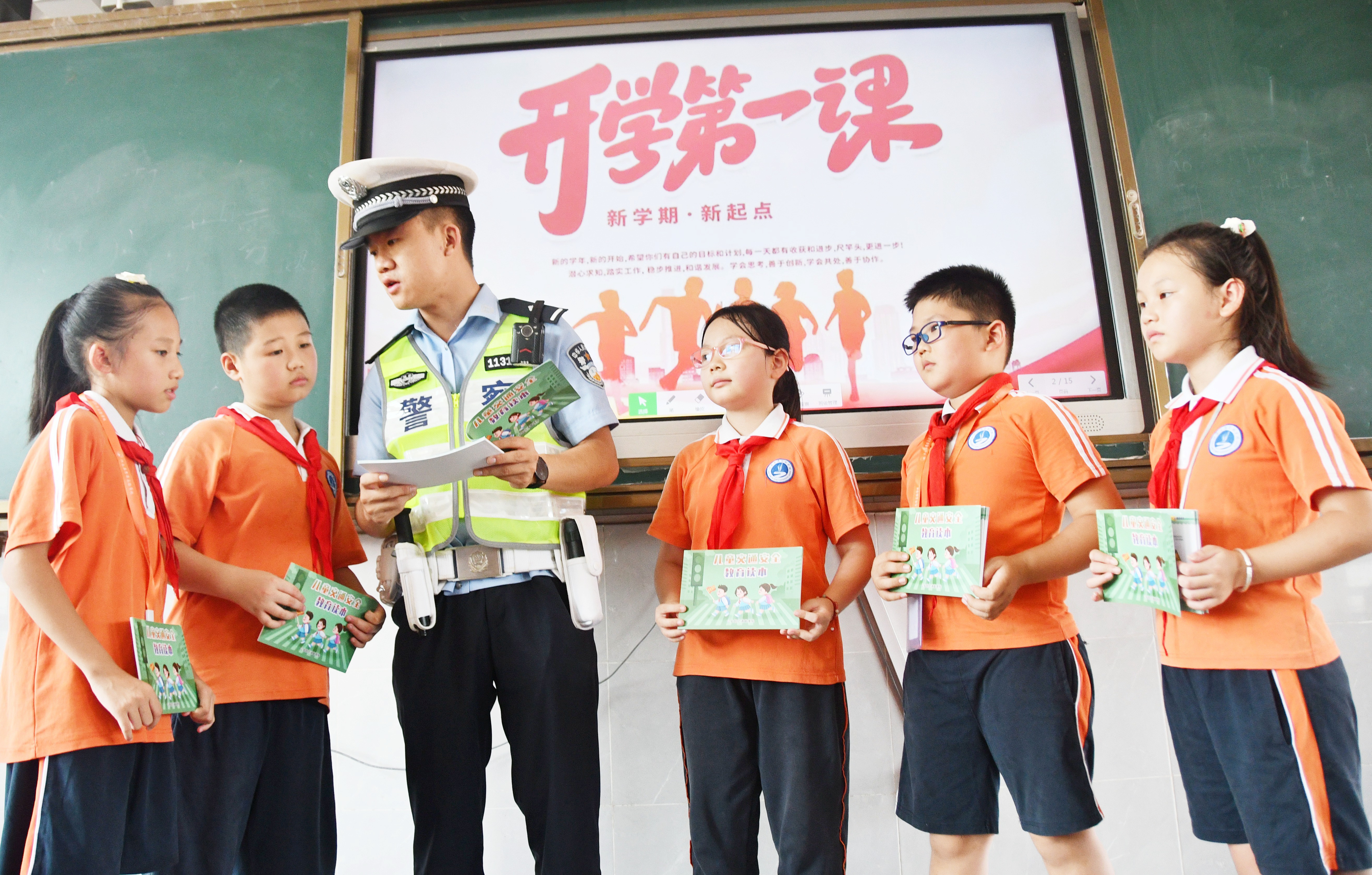 9月1日，交通警察给湖南省永州市江永县思源实验学校小学生讲解交通安全出行知识。田如瑞摄 (5).JPG