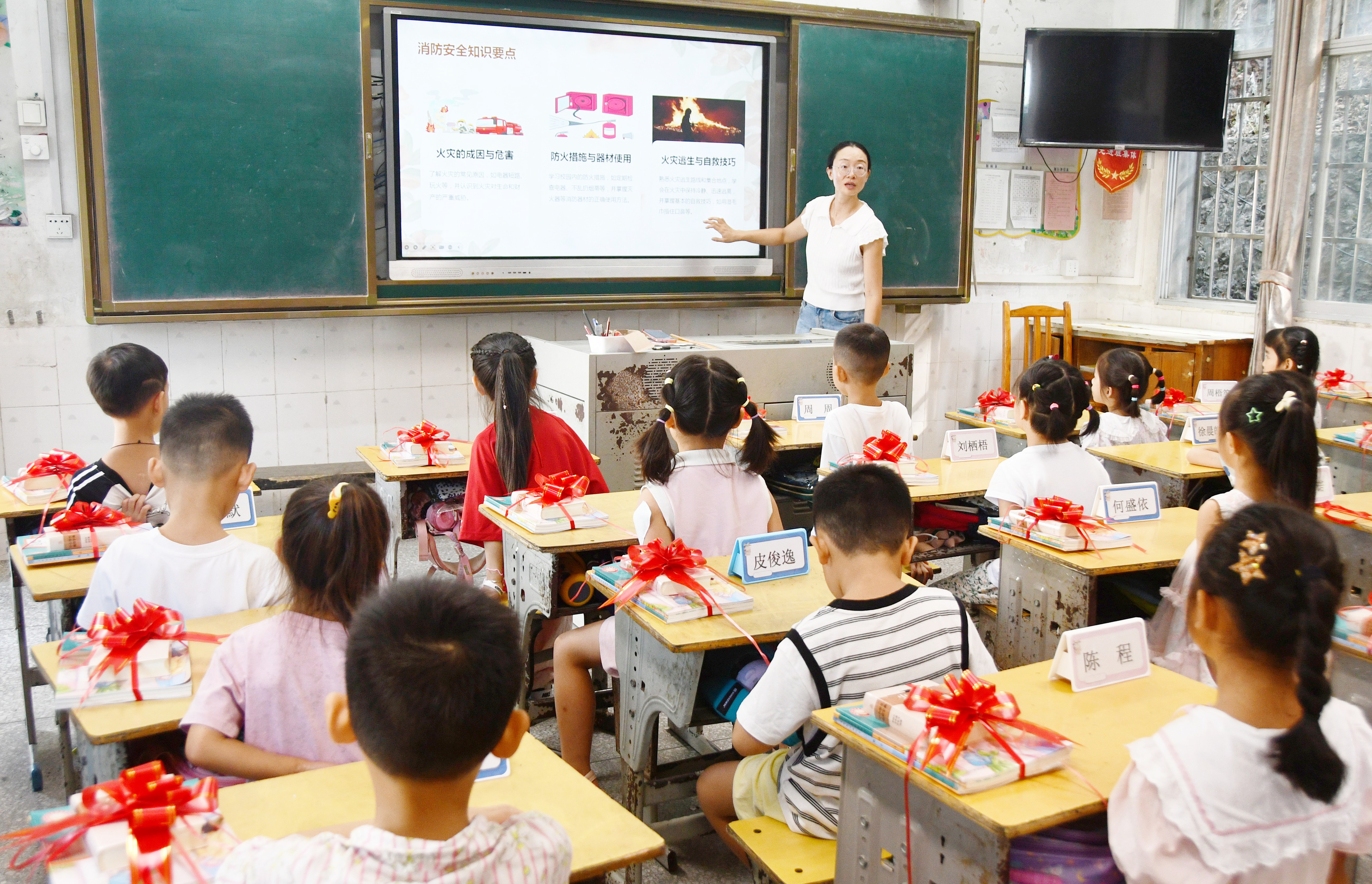 9月1日，湖南省永州市江永县实验小学老师给生讲解开学安全第一课。田如瑞摄.JPG