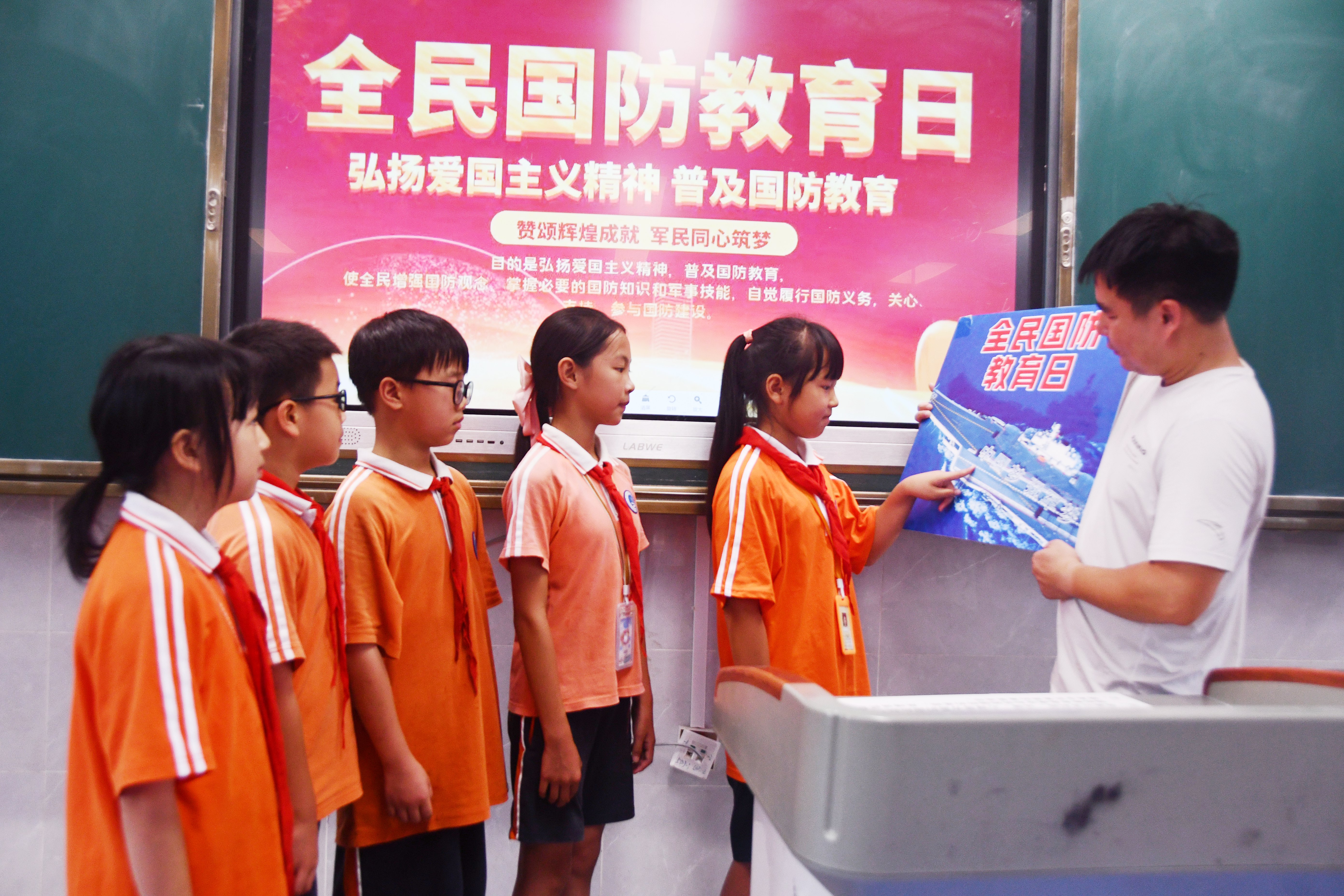 9月19日，湖南省永州市江永县思源实验学校，老师给学生普及国防教育知识。（田如瑞） (5).JPG