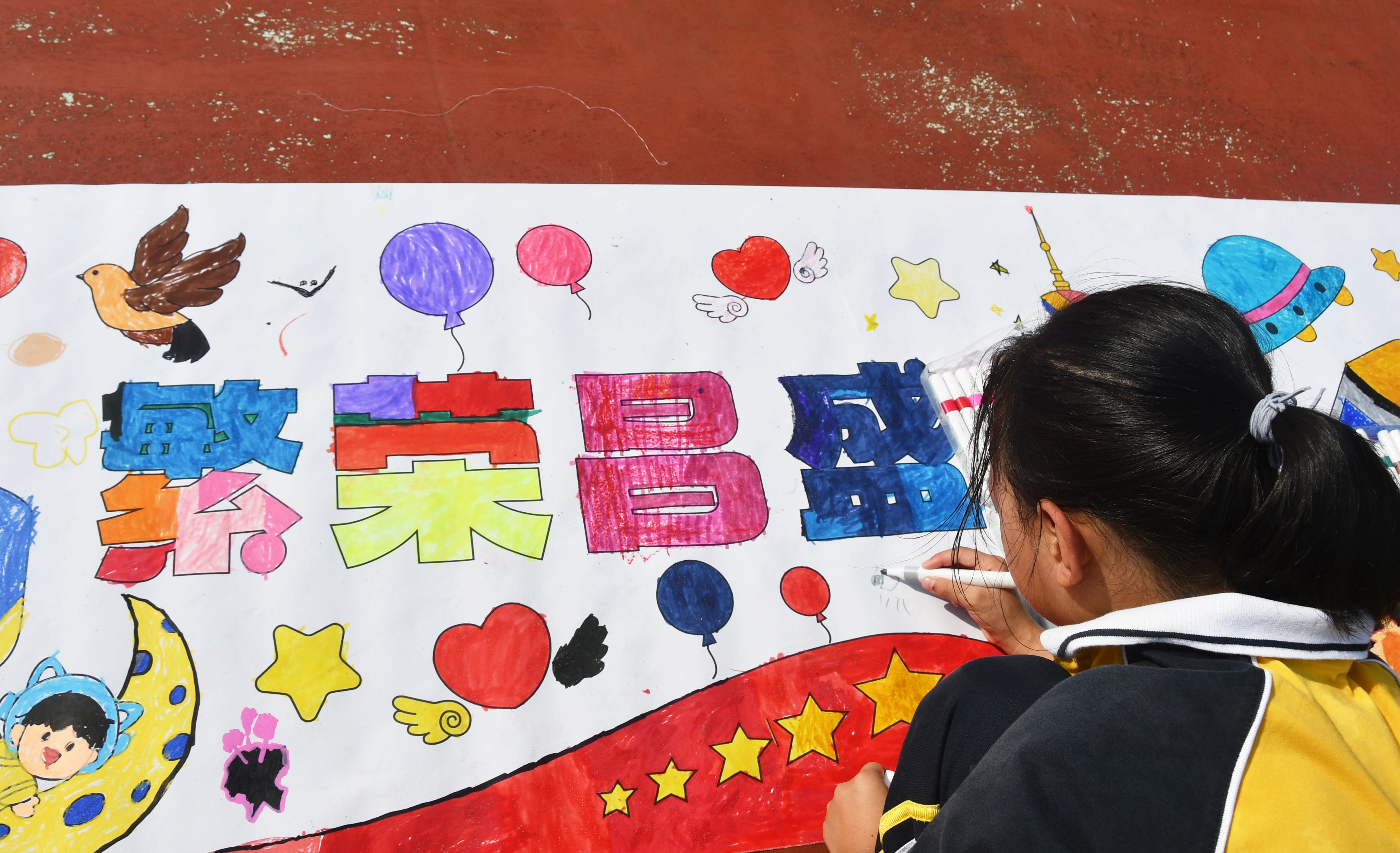 9月30日，湖南省永州市江永县第三小学学生在“彩绘长卷迎国庆”活动中绘画。田如瑞摄.JPG