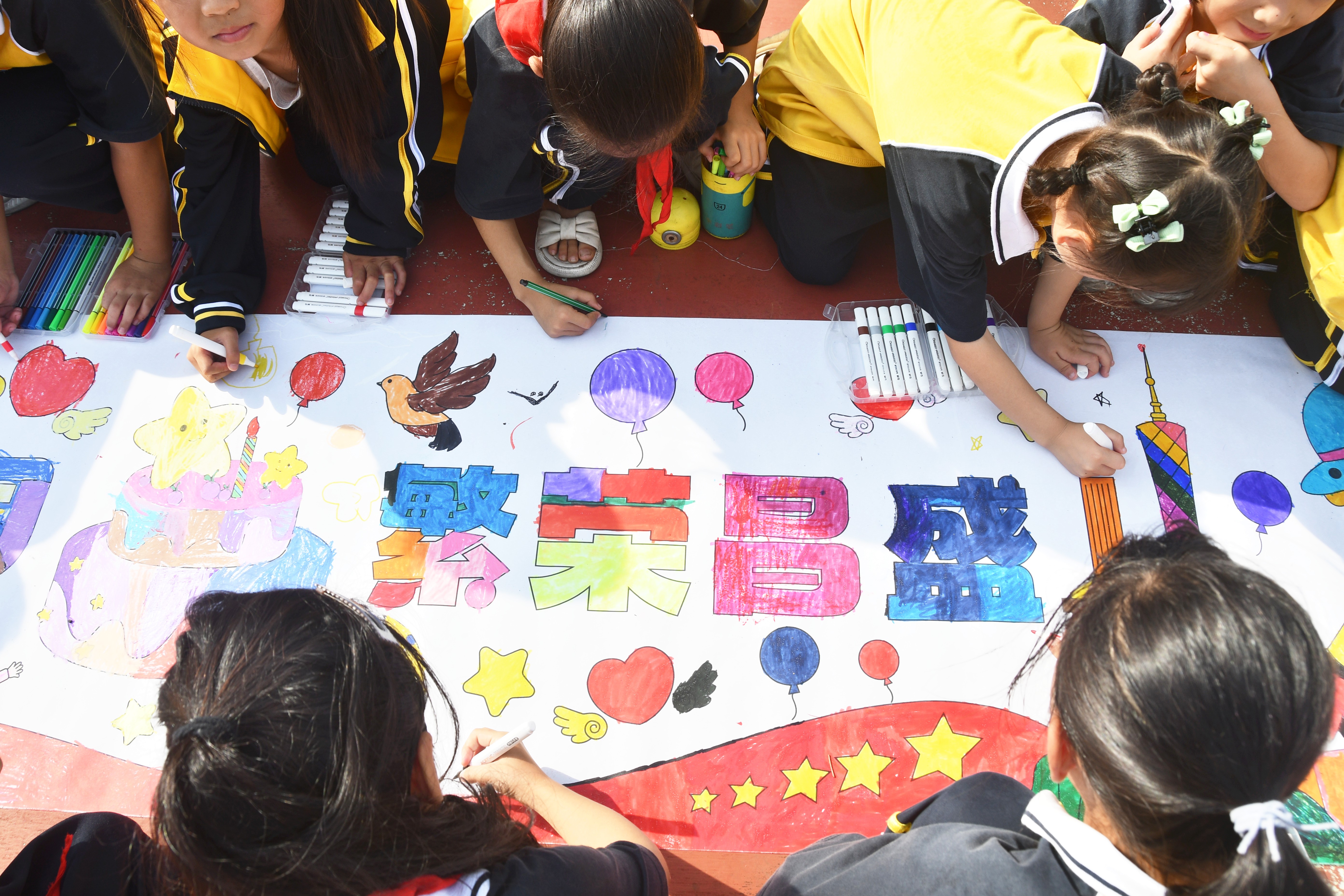 9月30日，湖南省永州市江永县第三小学学生在“彩绘长卷迎国庆”活动中绘画。田如瑞摄 (4).JPG