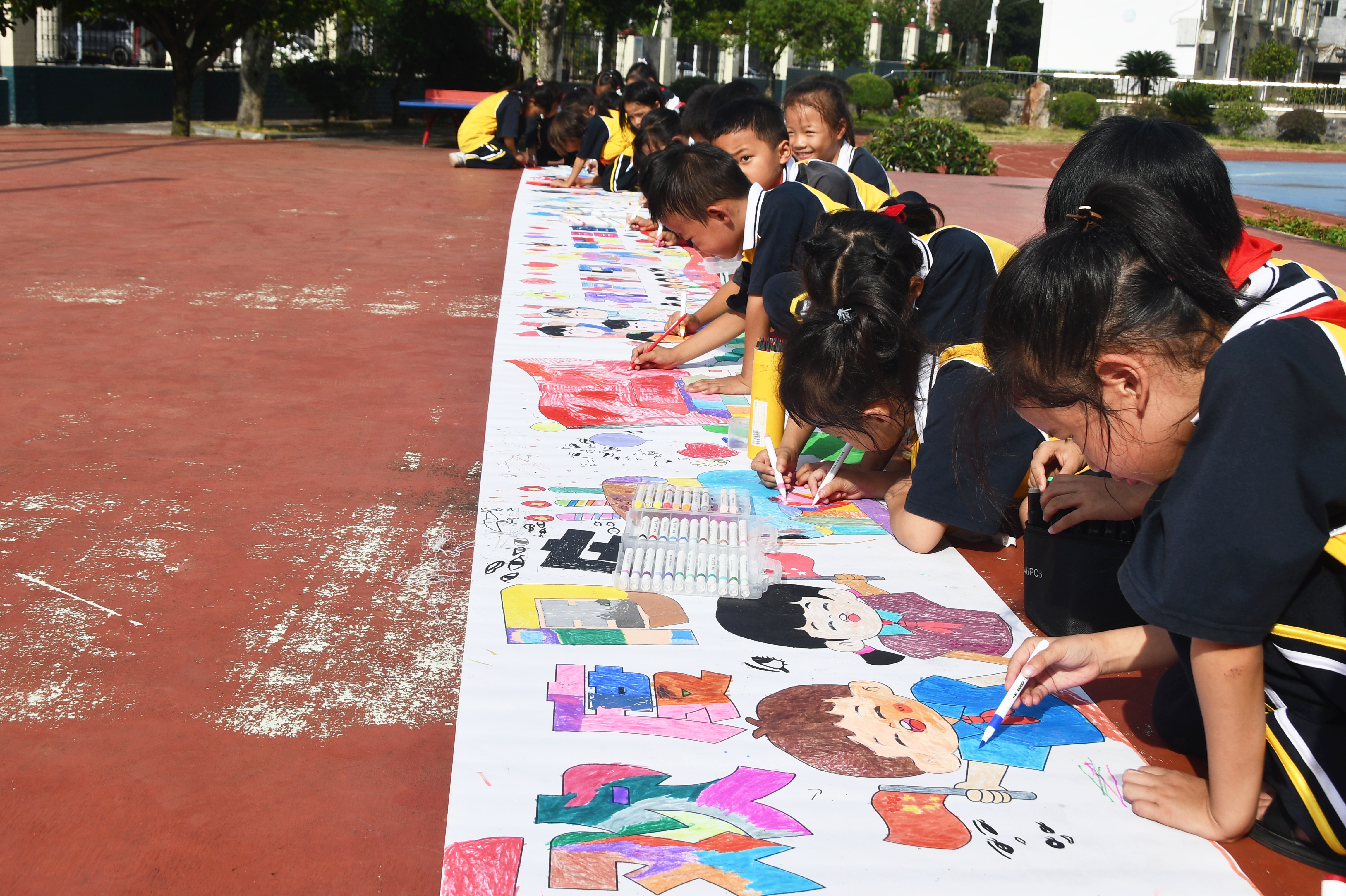 9月30日，湖南省永州市江永县第三小学学生在“彩绘长卷迎国庆”活动中绘画。田如瑞摄 (6).JPG