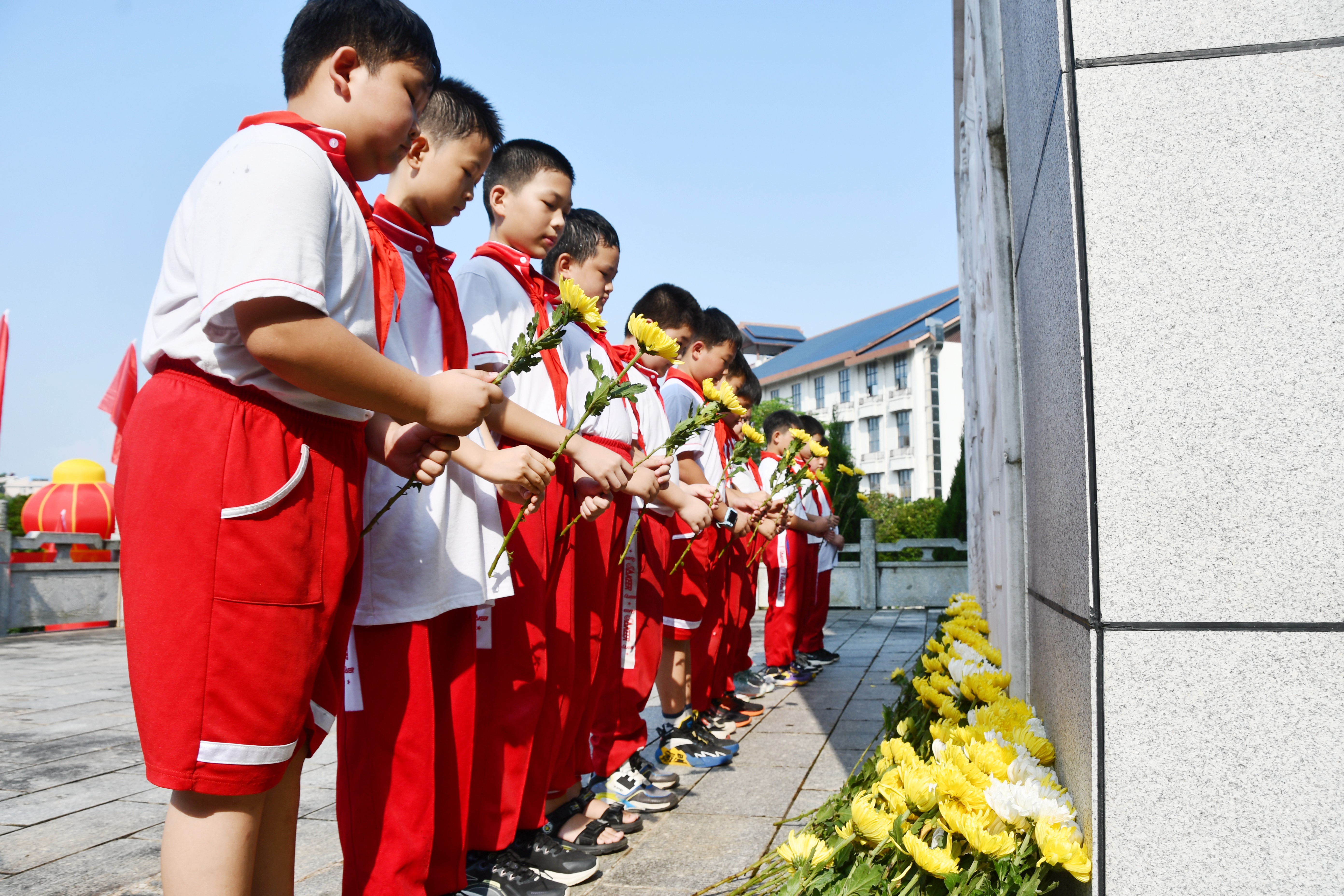 9月30日，在湖南省永州市江永县烈士陵园举行的公祭烈士活动，江永县第一小学的学生代表排队向烈士纪念碑献花。田如瑞 (1).JPG